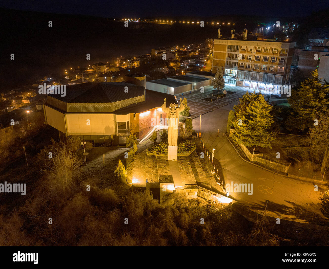 Drone Antenne Nacht Blick auf Monument t. Patriarch Evtimii "Veliko Tarnovo, Bulgarien Stockfoto