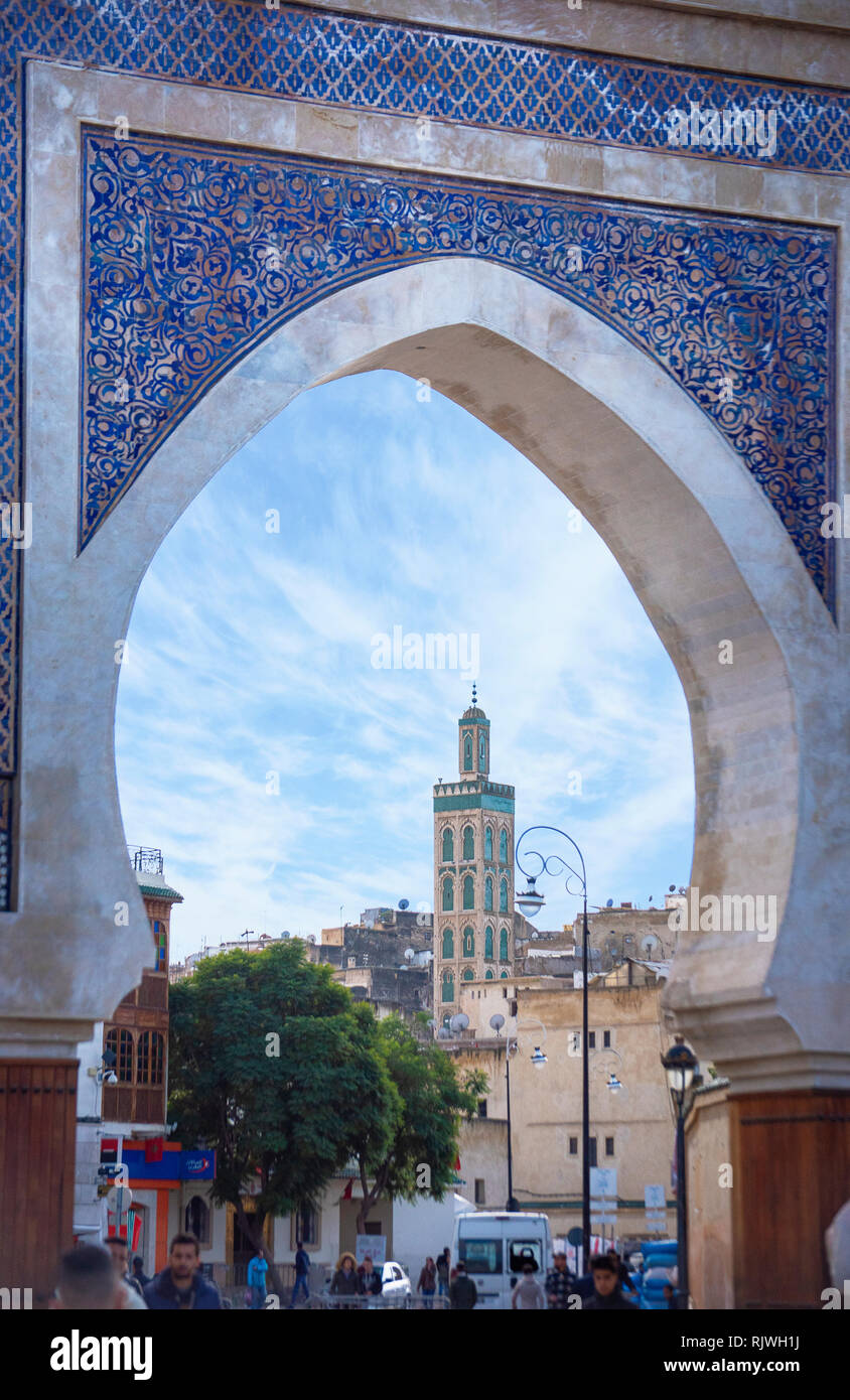 Bab Rcif, einem der berühmten Tor und statt. UNESCO-Weltkulturerbe Stadt Fez-Medina. Die antike Stadt und die älteste Hauptstadt. Fes, Marokko Stockfoto