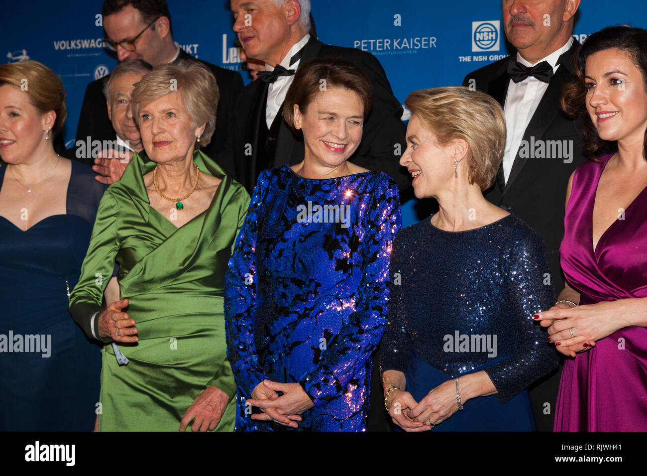 DRESDEN, Deutschland - 01. FEBRUAR 2019: Jean Todt, Prinz Albert II Grimaldi, Elke Büdenbender, Hans-Joachim Frey, Stanislaw Tschertschessow, Jürgen Prei Stockfoto