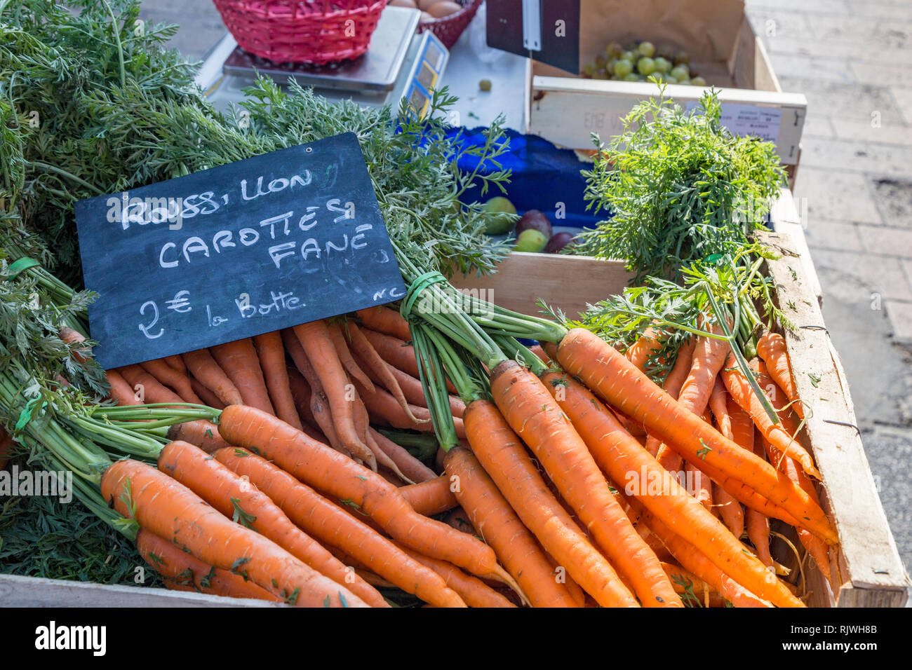 Frische Karotten auf einem typischen französischen Markt stehen. Stockfoto