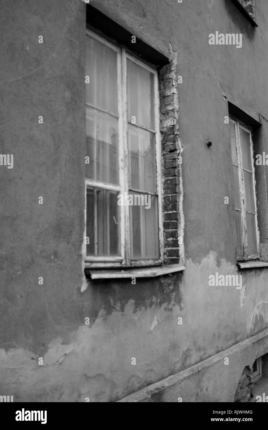 Heruntergekommene Gebäude, mit Windows in Schwarz und Weiß Stockfoto