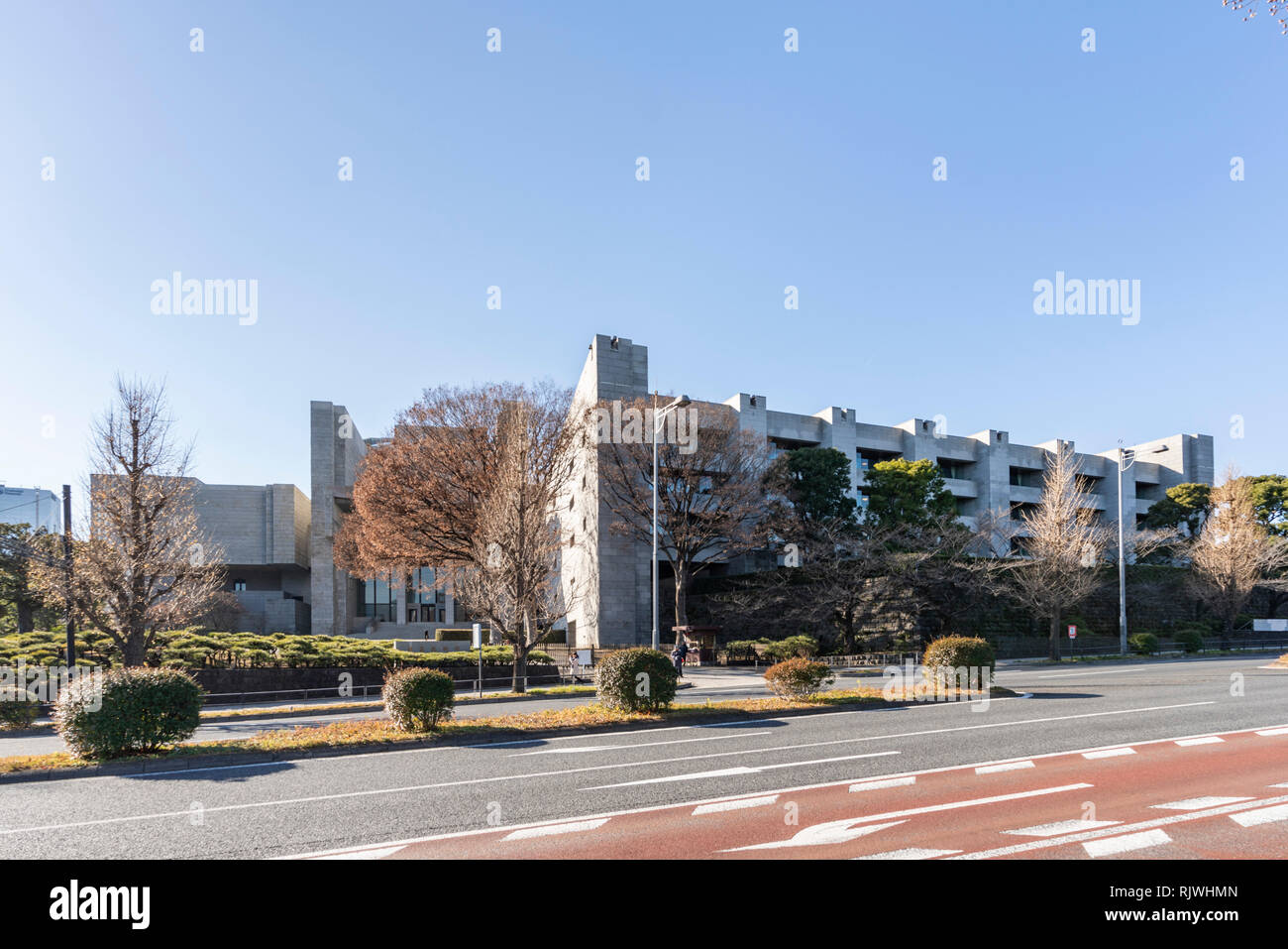 Der oberste Gerichtshof von Japan, Tokio, Tokyo, Japan. Von Shin'ichi Okamoto konzipiert. 1974 erbaut. Stockfoto