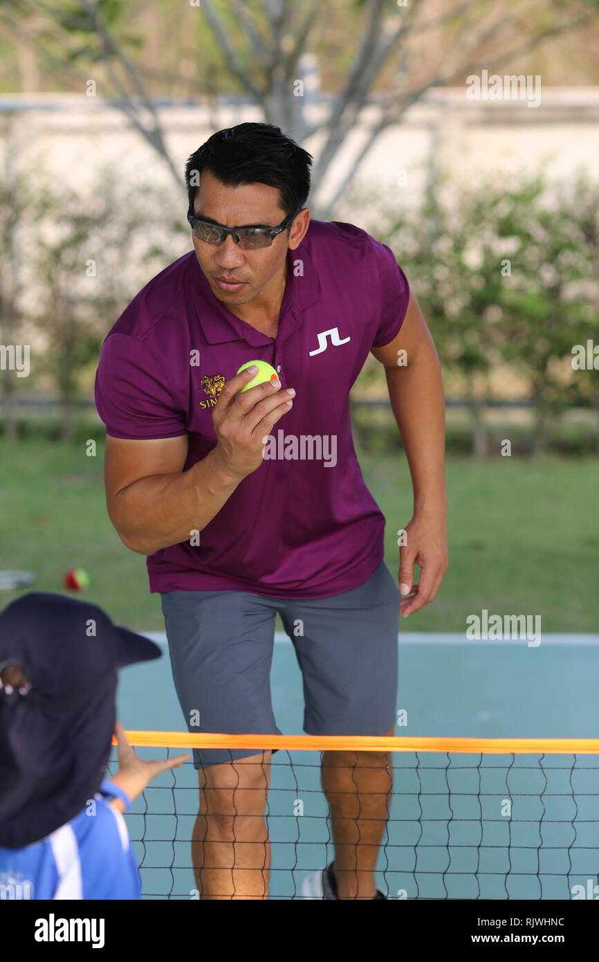 International Thai ehemaligen Tennis-Champion Paradorn Srichaphan Trainer jungen Studenten an einer internationalen Schule in Hua Hin bekannt. Stockfoto