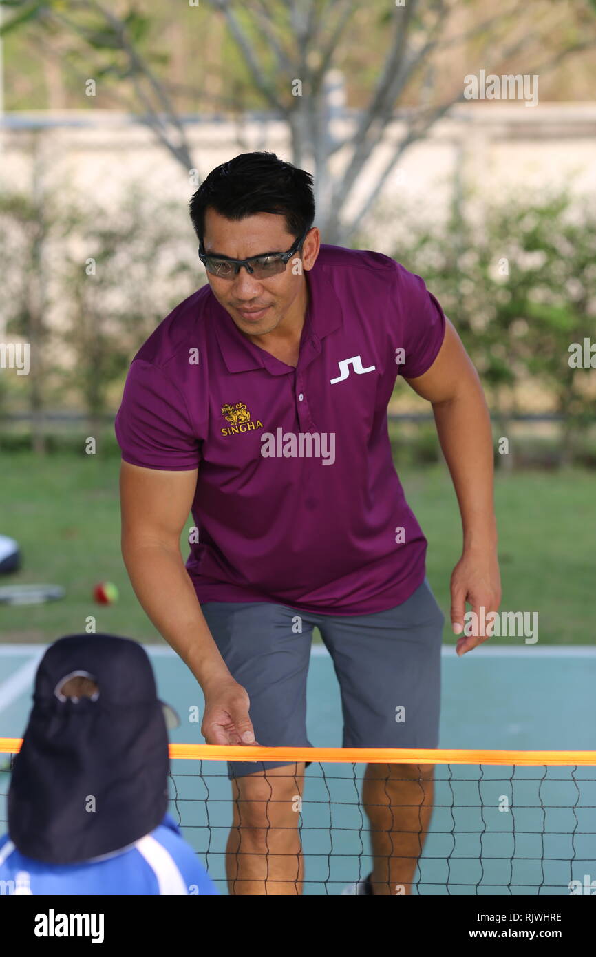 International Thai ehemaligen Tennis-Champion Paradorn Srichaphan Trainer jungen Studenten an einer internationalen Schule in Hua Hin bekannt. Stockfoto