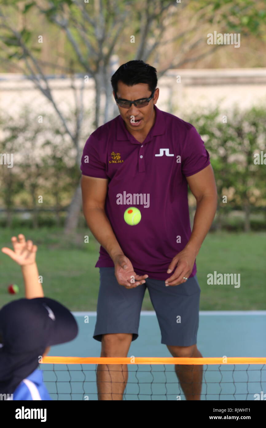 International Thai ehemaligen Tennis-Champion Paradorn Srichaphan Trainer jungen Studenten an einer internationalen Schule in Hua Hin bekannt. Stockfoto