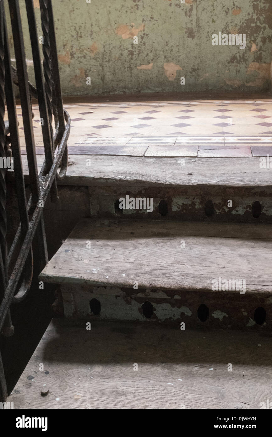 Zwei Schritte auf eine Holztreppe ini einen alten osteuropäischen Tenement House Stockfoto