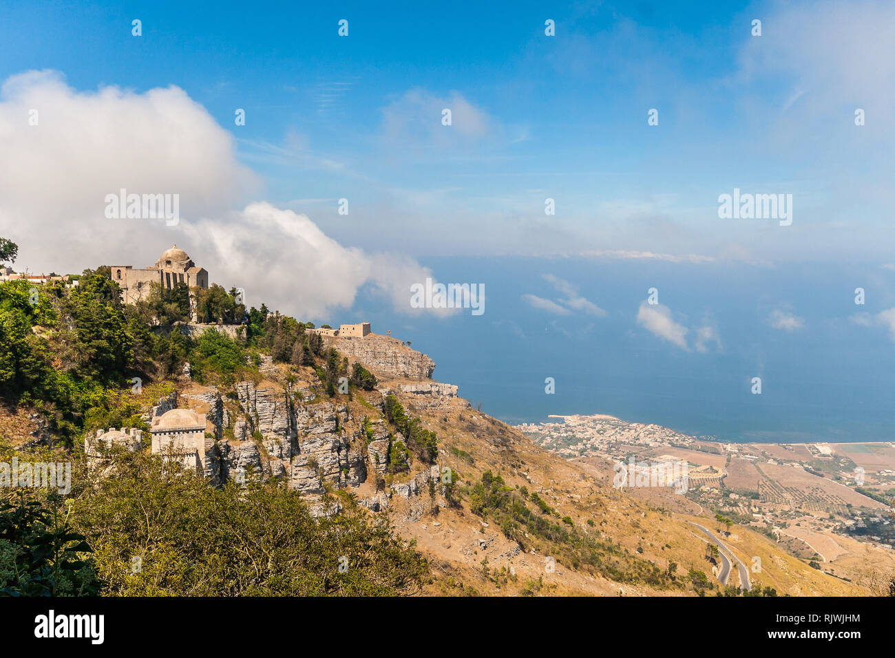 Panoramablick von der historischen Stadt Erice, an der Spitze von Erice Berg, Wolken über schöne Trapani Sizilien Stadtbild Stockfoto