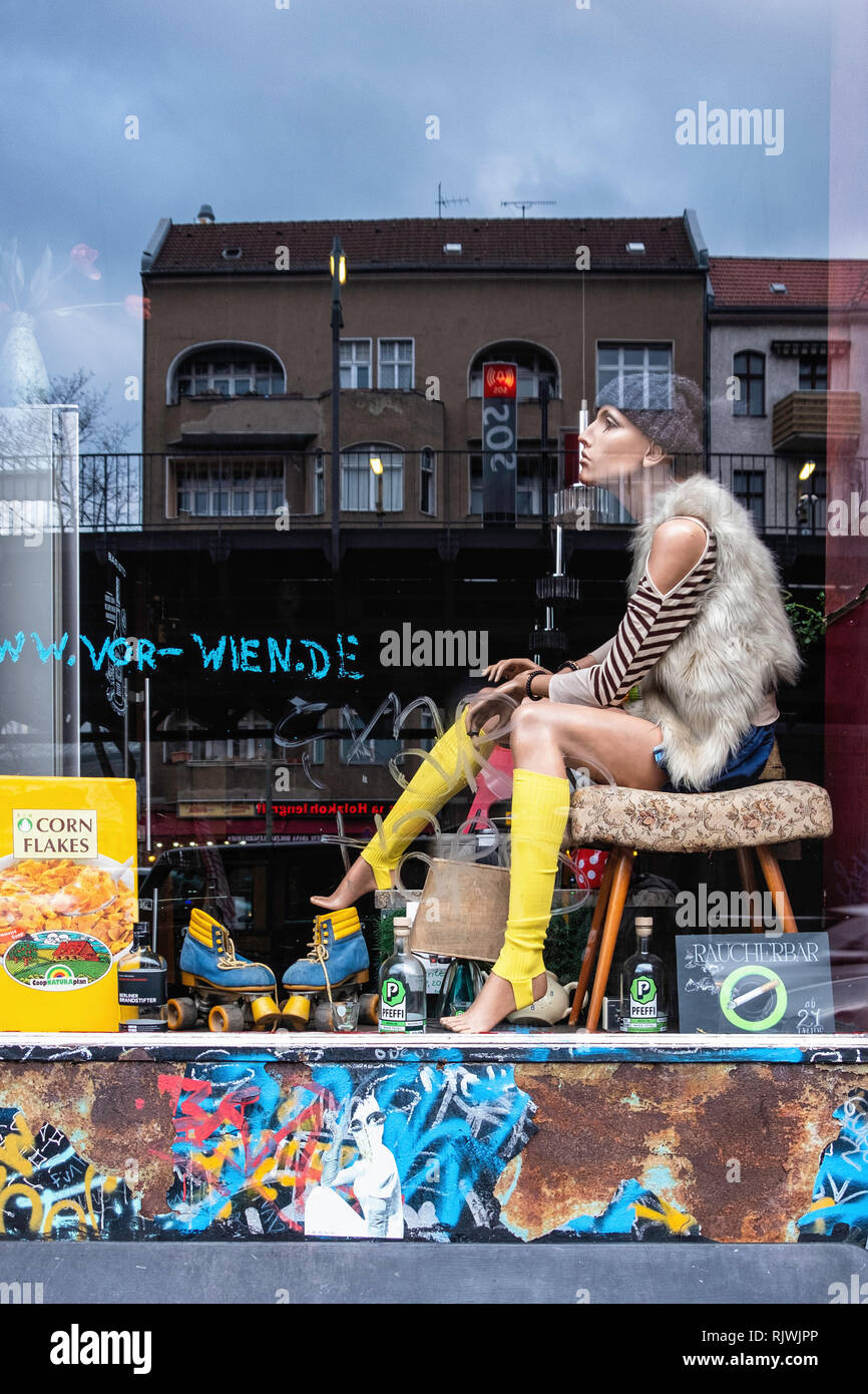 Berlin, Kreuzberg. : Vor Wien Bar und Nachtclub mit schrulligen Anzeigefenster Stockfoto