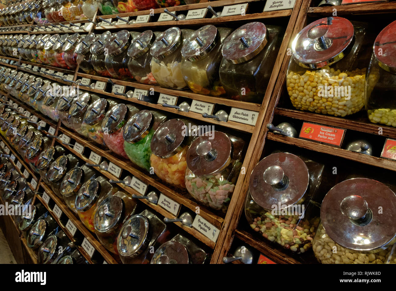 Hunderte von Glas Süßigkeiten mit Sorten von Bonbons bei Mama und Popcorn Sweet Shop, Main Street, Downtown McKinney, Texas. März 2018 Stockfoto