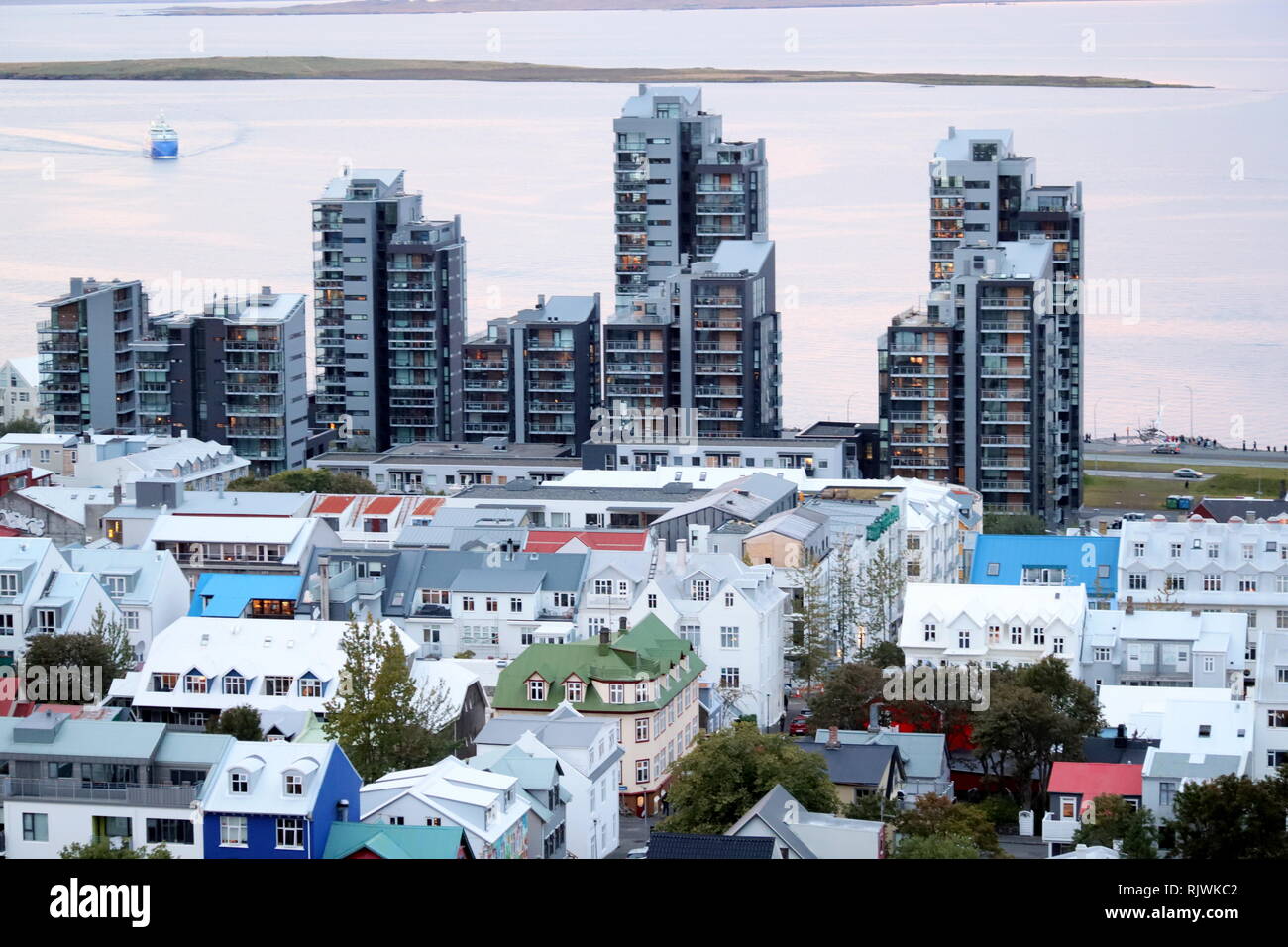 Wohnhochhäuser im Hafen von Reykjavik. Im Vordergrund traditionelle Wohnhäuser Stockfoto