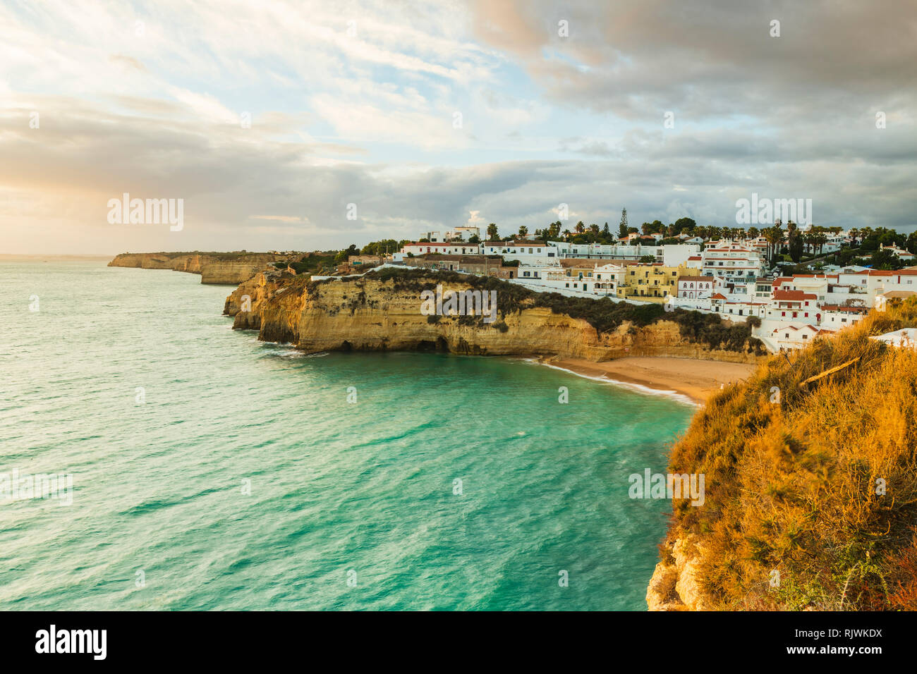 Plätschern des Meeres von Carvoeiro, Algarve, Portugal, Europa Stockfoto