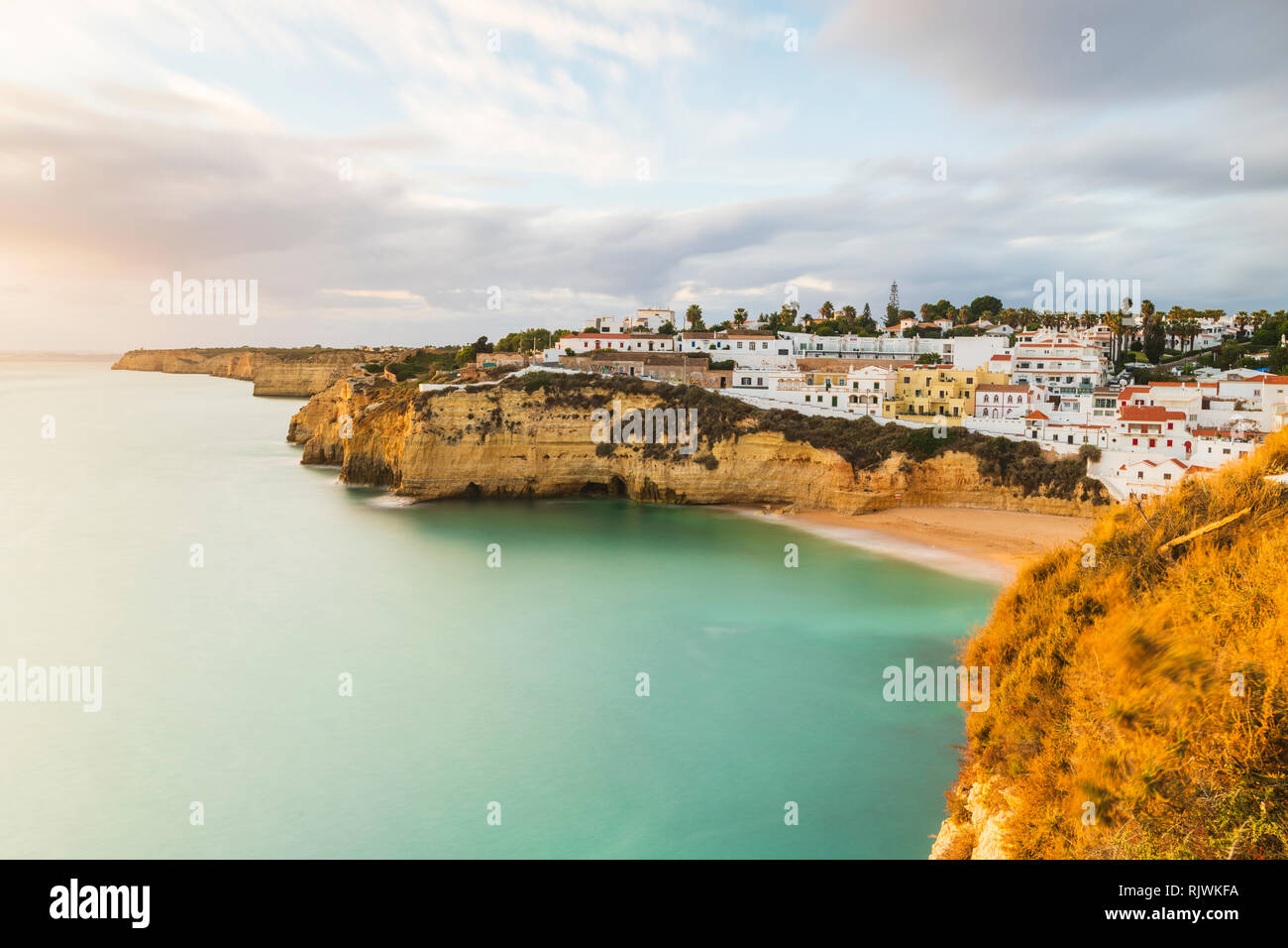 Hohe Blick auf die Felsen und das Dorf, Carvoeiro, Algarve, Portugal, Europa Stockfoto