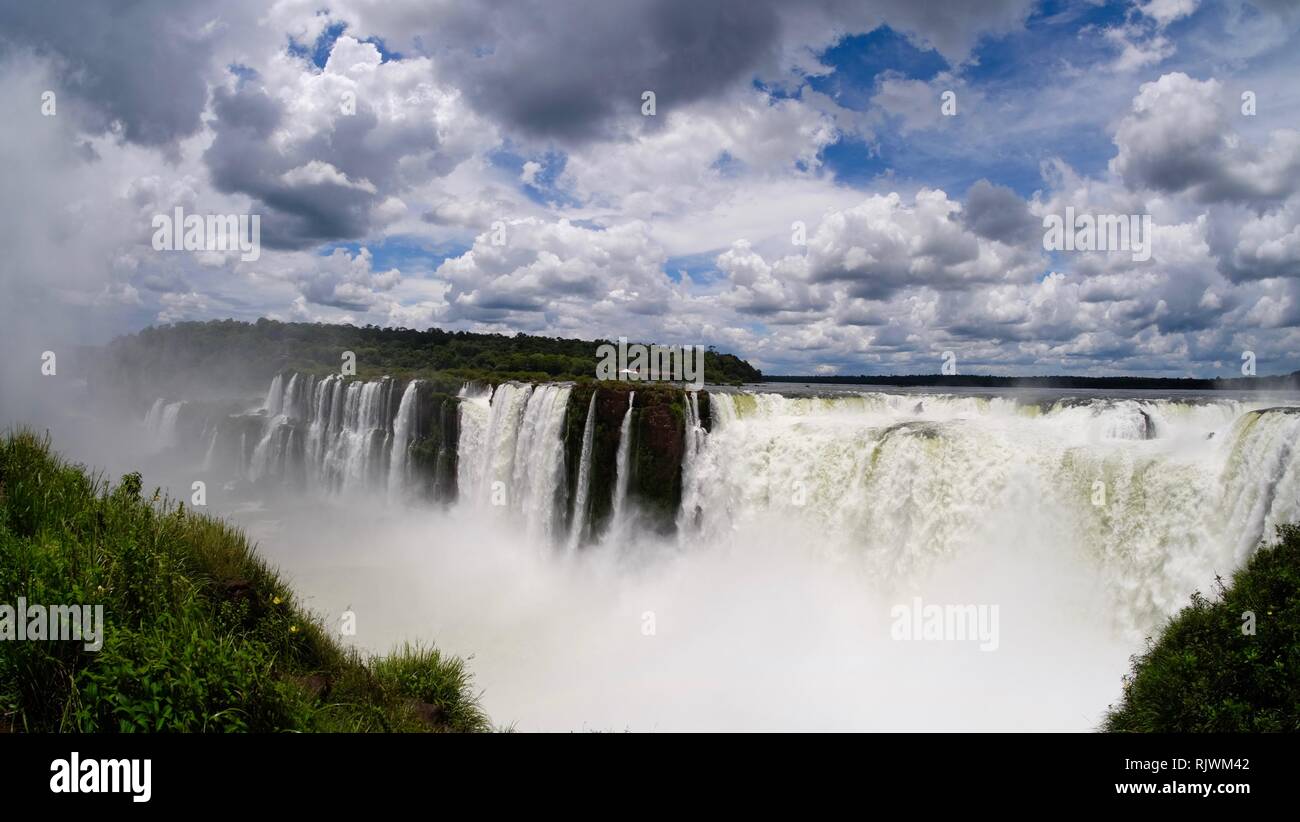 Die exquisite Iguazu Wasserfälle sind der größte Wasserfall der Welt und Südamerika die Hauptattraktion Stockfoto