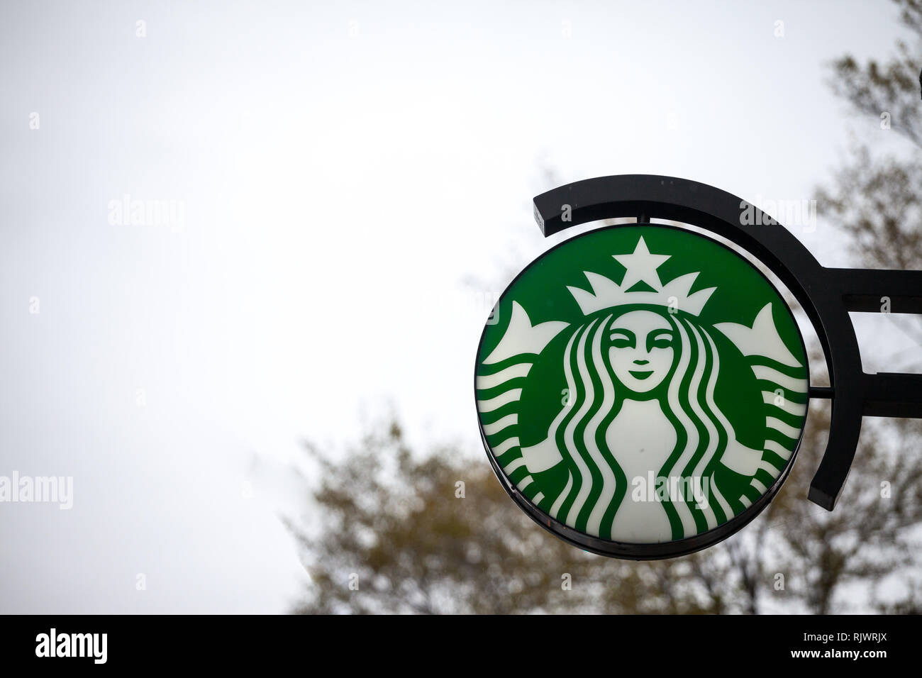 MONTREAL, KANADA - 6. NOVEMBER 2018: Starbucks Logo vor einem Starbucks-café in der Innenstadt von Montreal, Quebec. Montreal ist eine Marke der Stockfoto