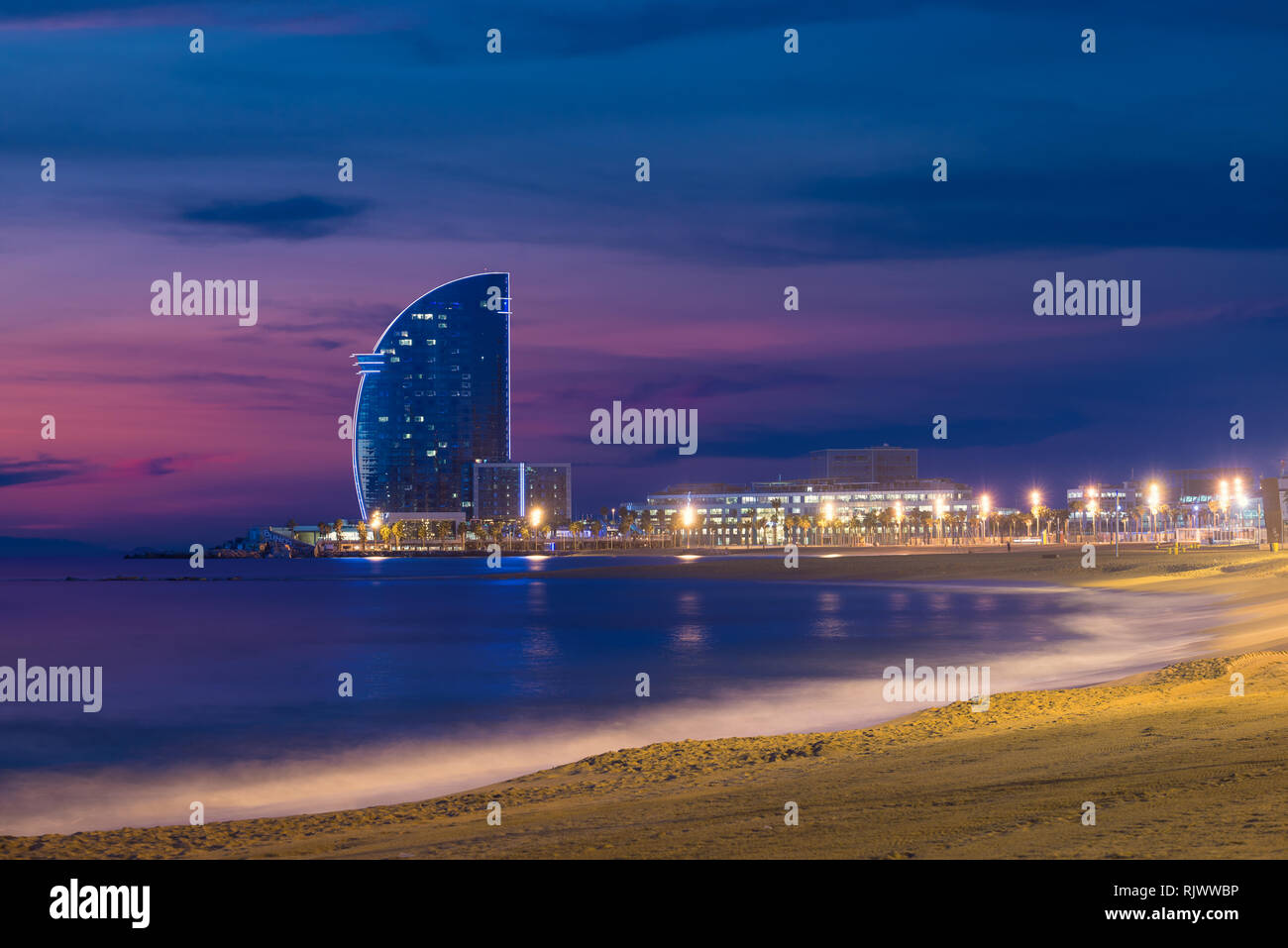 Barcelona Strand im Sommer Nacht entlang der Küste in Barcelona, Spanien. Mittelmeer in Spanien. Stockfoto