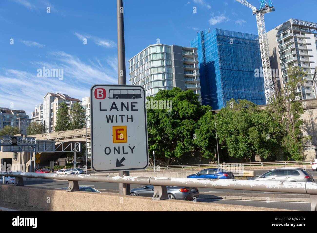 Zeichen für Busspuren und e tag Benutzer auf Straße Herangehen an die Sydney Harbour Bridge, New South Wales, Australien Stockfoto