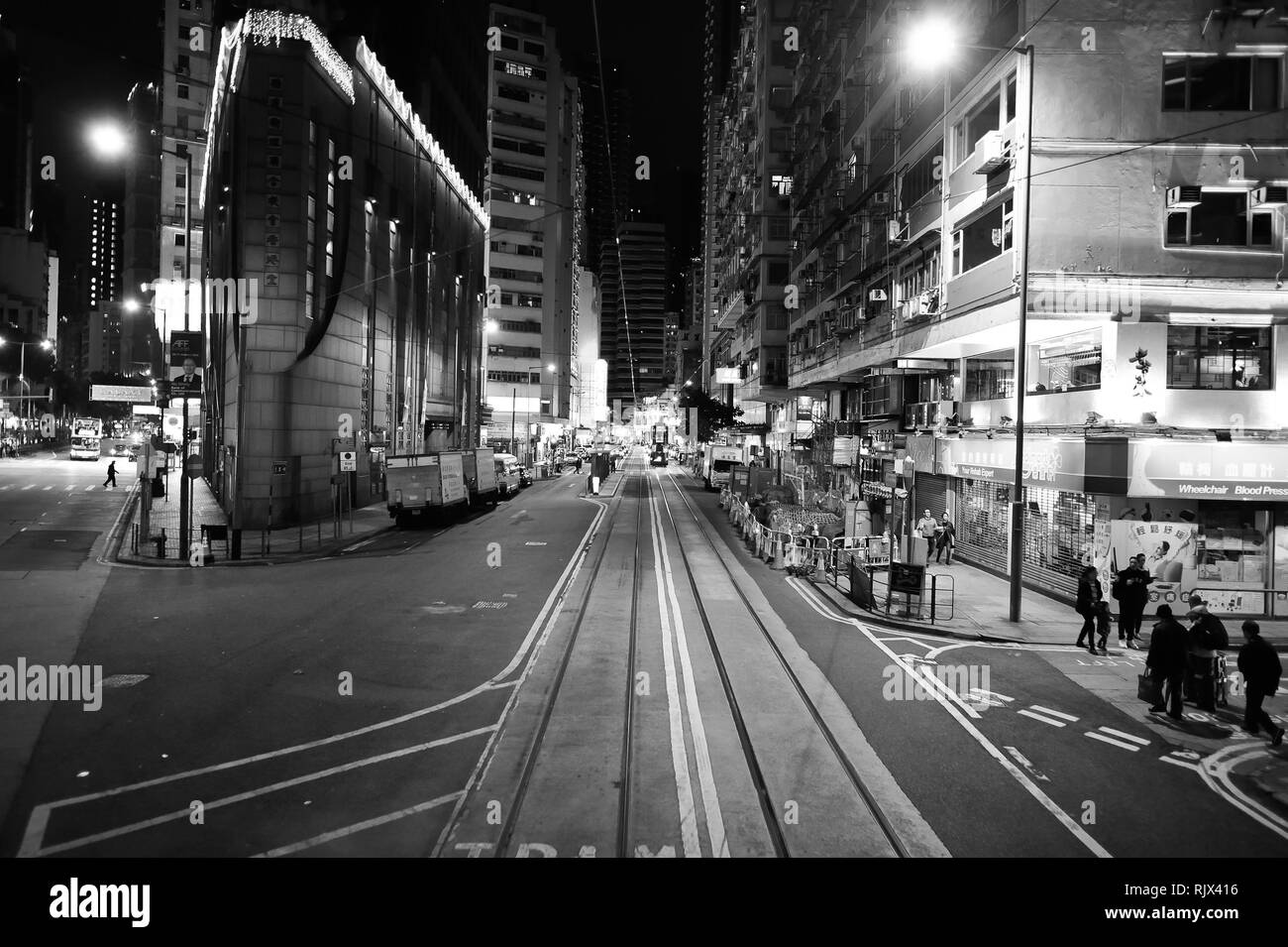 Hongkong - Dezember 25, 2015: Blick vom oberen Deck der doppelstöckigen Straßenbahn. Die Straßenbahn ist die günstigste Modus des öffentlichen Verkehrs auf Hong Kong Island Stockfoto