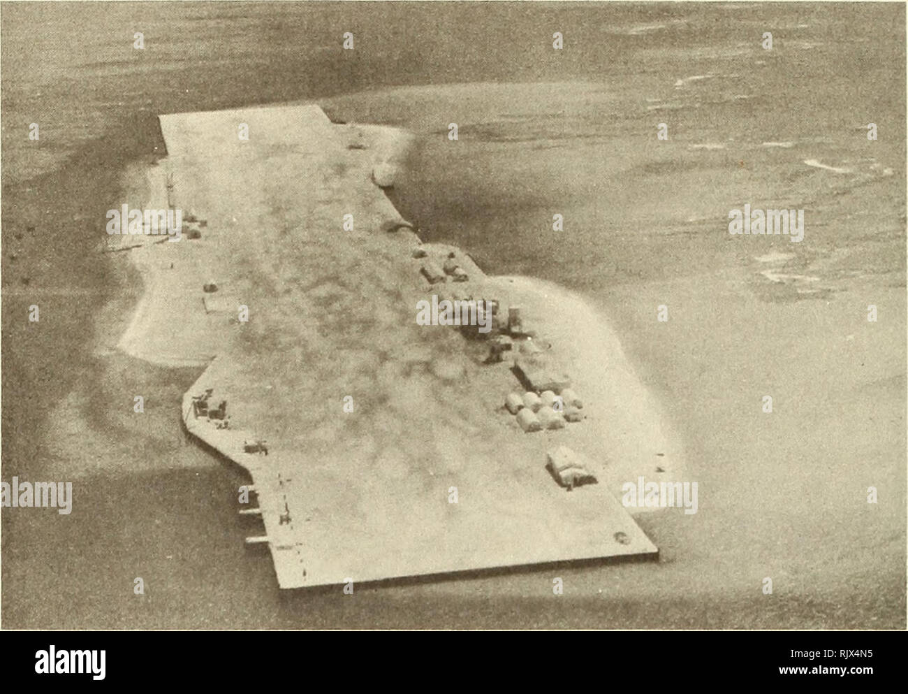. Atoll Forschung Bulletin. Korallenriffe und Inseln; Meeresbiologie; Marine Sciences. 70. Abbildung 39 * Abgebrochene Tern Island Naval Air Facility, l 6. August 19^9? Zeigt seine karge, Weiß - Coral Weite. Offizielle US Navy Foto.. Bitte beachten Sie, dass diese Bilder sind von der gescannten Seite Bilder, die digital für die Lesbarkeit verbessert haben mögen - Färbung und Aussehen dieser Abbildungen können nicht perfekt dem Original ähneln. extrahiert. Smithsonian Institution. Drücken Sie; National Research Council (U. S.). Pacific Science Board, Smithsonian Institution, National Museum of Natural Hist Stockfoto