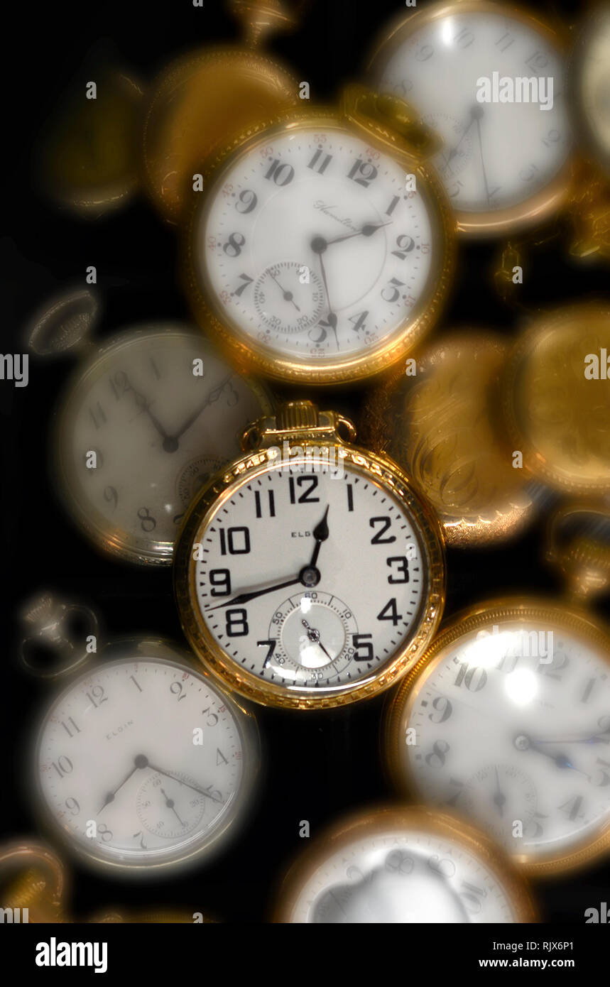 Vintage Uhren zum Verkauf an ein Antiquitätengeschäft Stockfoto