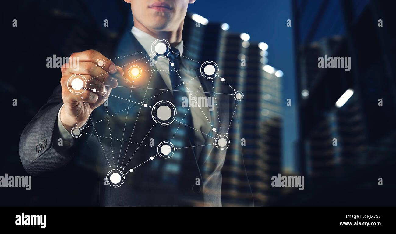 In der Nähe des Geschäftsmannes Zeichnung auf dem Bildschirm soziale Verbindung Konzept. 3D-Rendering Stockfoto
