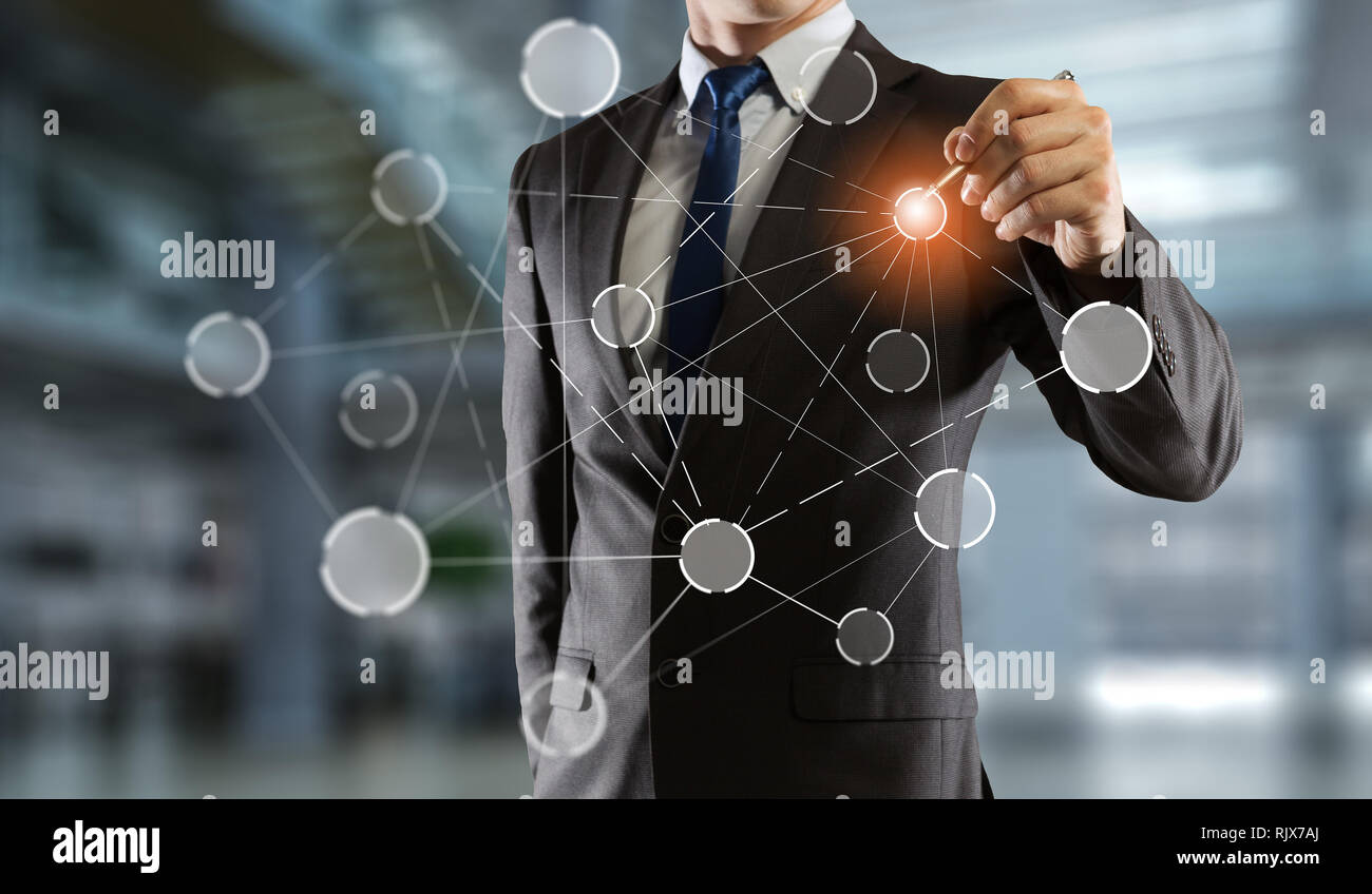 In der Nähe des Geschäftsmannes Zeichnung auf dem Bildschirm soziale Verbindung Konzept. 3D-Rendering Stockfoto