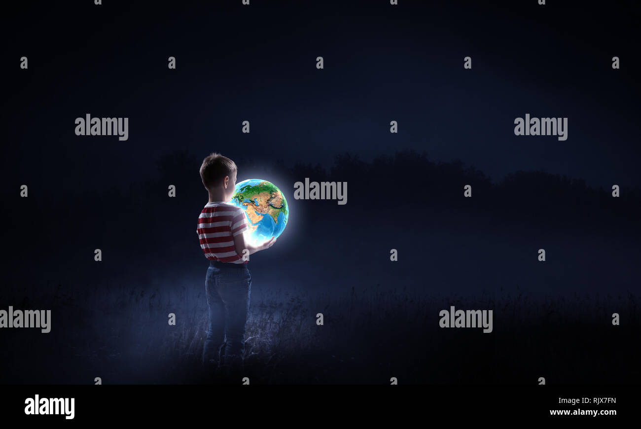 Neugieriges kind Studium der Erde in seinen Händen. Elemente dieses Bild von der NASA eingerichtet. Mixed Media Stockfoto