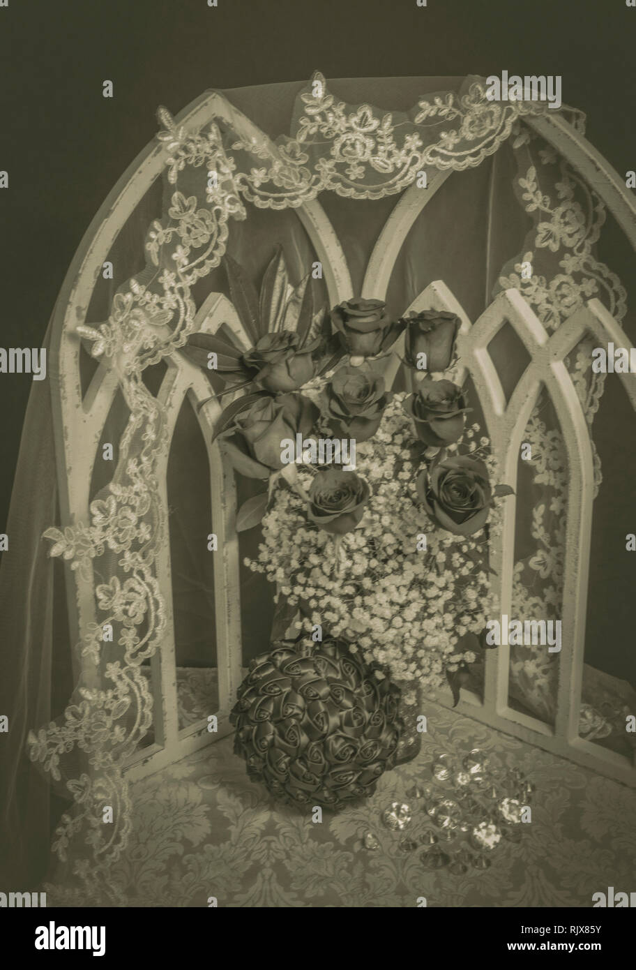 Sepia-Wedding Schleier mit Kirche Fensterbögen, rote Rosen & Brautstrauß Stockfoto