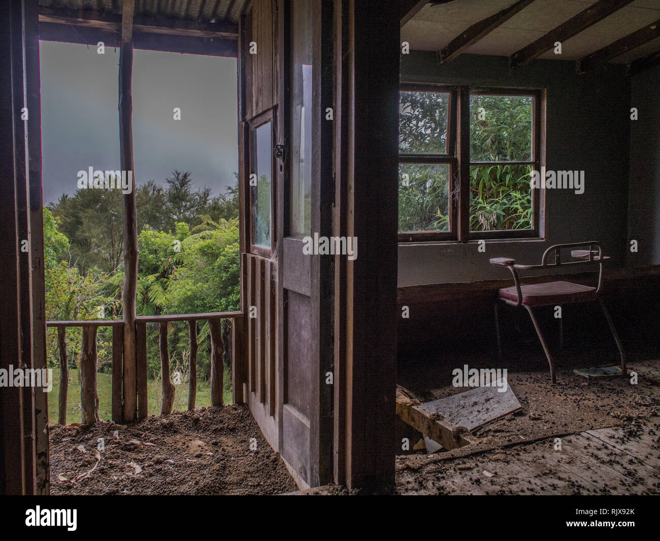 Ein leerer Stuhl, einem gebrochenen Stock, eine offene Tür, verlassenes Haus, Ahu Ahu Ohu, North Island, Neuseeland Stockfoto