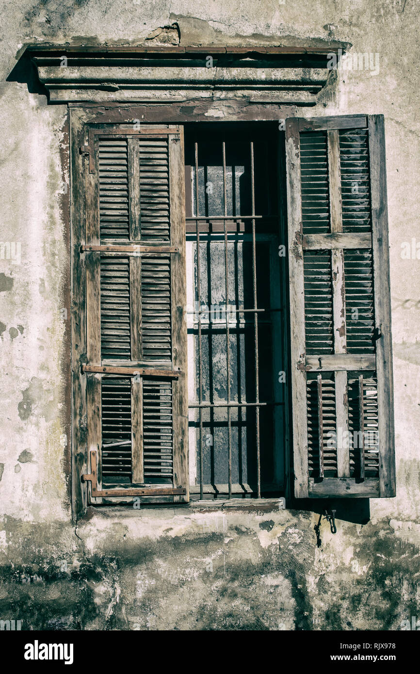 Alte Fenster eines derlict Gebäude Stockfoto