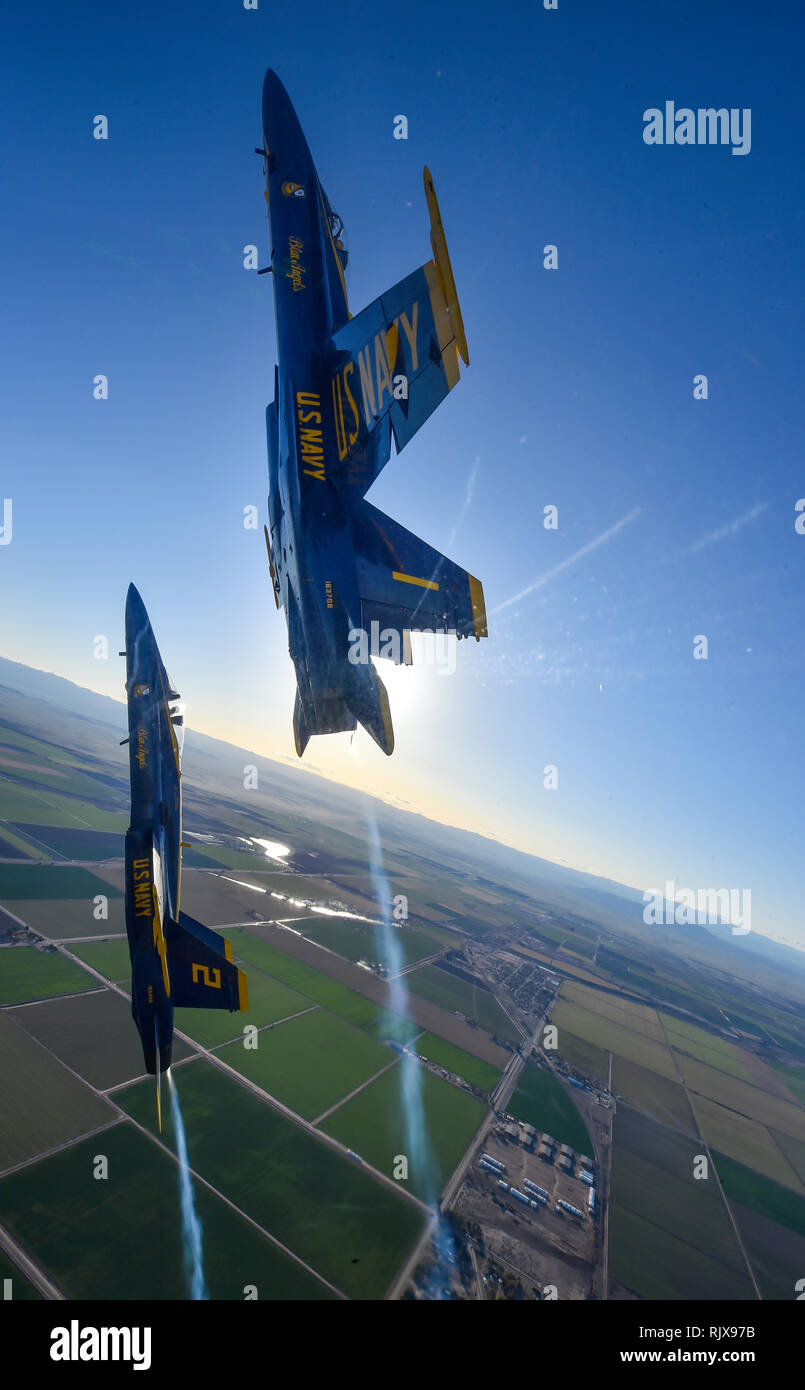 190206-N-OY 339-1040 EL Centro, Kalifornien (Feb. 7, 2019) - Kapitän Eric Doyle, flight Leader und kommandierender Offizier der US-Navy Flight Demonstration Squadron, die Blue Angels, und Leutnant James Haley, rechten Flügel Pilot, fliegen über Imperial Valley während eines Winters Ausbildung Flug über die Naval Air Facility (NAF) El Centro. Der Blaue Engel sind die Durchführung von winter Training an NAF El Centro, Kalifornien, in der Vorbereitung für die Saison 2019 zeigen. Das Team wird voraussichtlich 61 Flugvorführungen an 32 Standorten im Land der Stolz und die Professionalität der US Navy und Marine Corps t zur Schau zu leiten Stockfoto