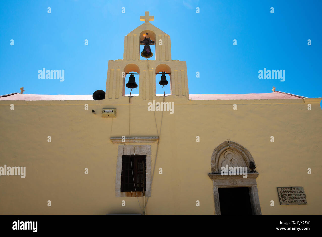 Kapelle des Kloster Moni Odigitrias mit einem kleinen Glockenturm auf dem Dach in der Sonne Stockfoto