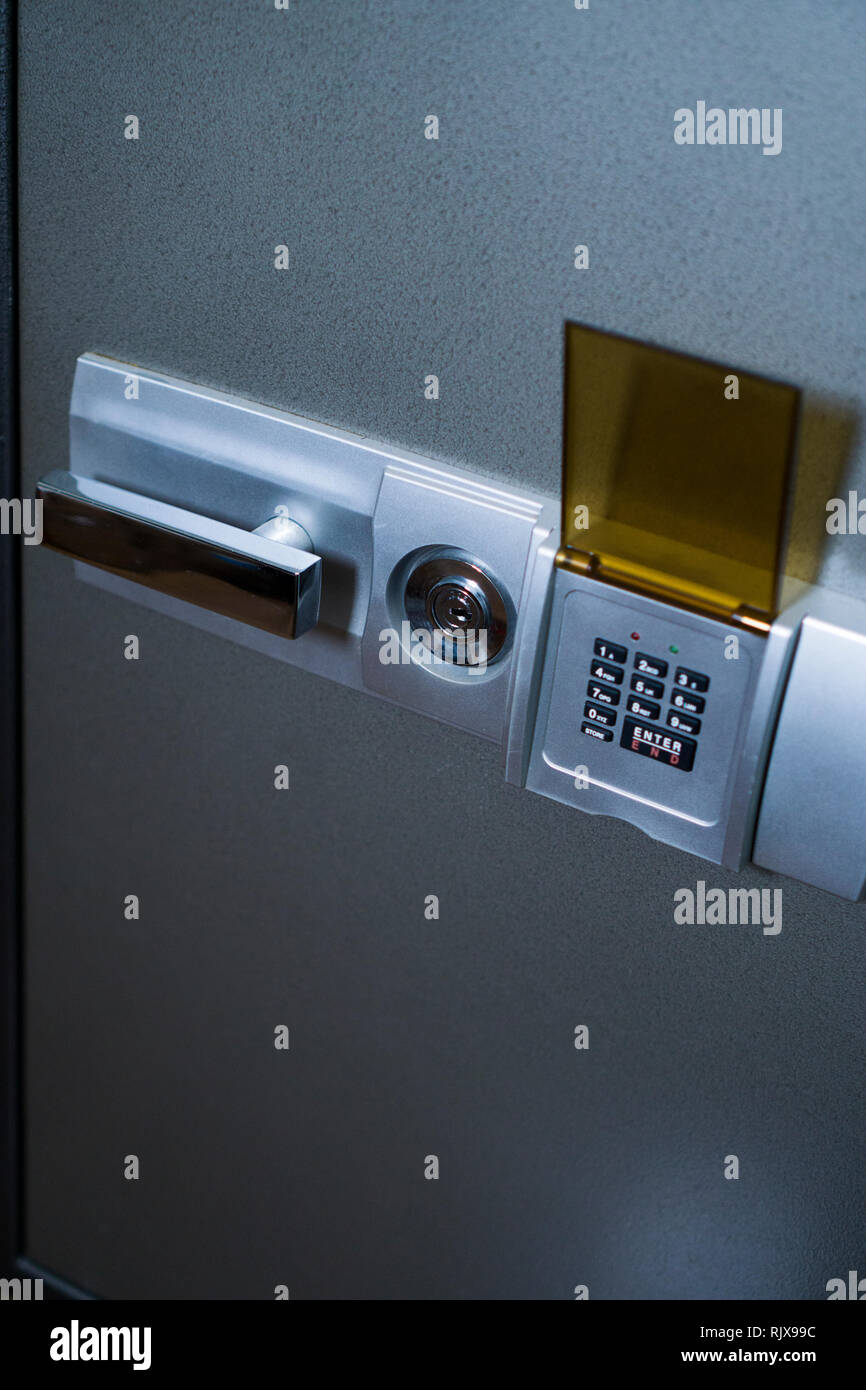 Nahaufnahme eines modernen Safe mit Zahlen Pad Stockfoto