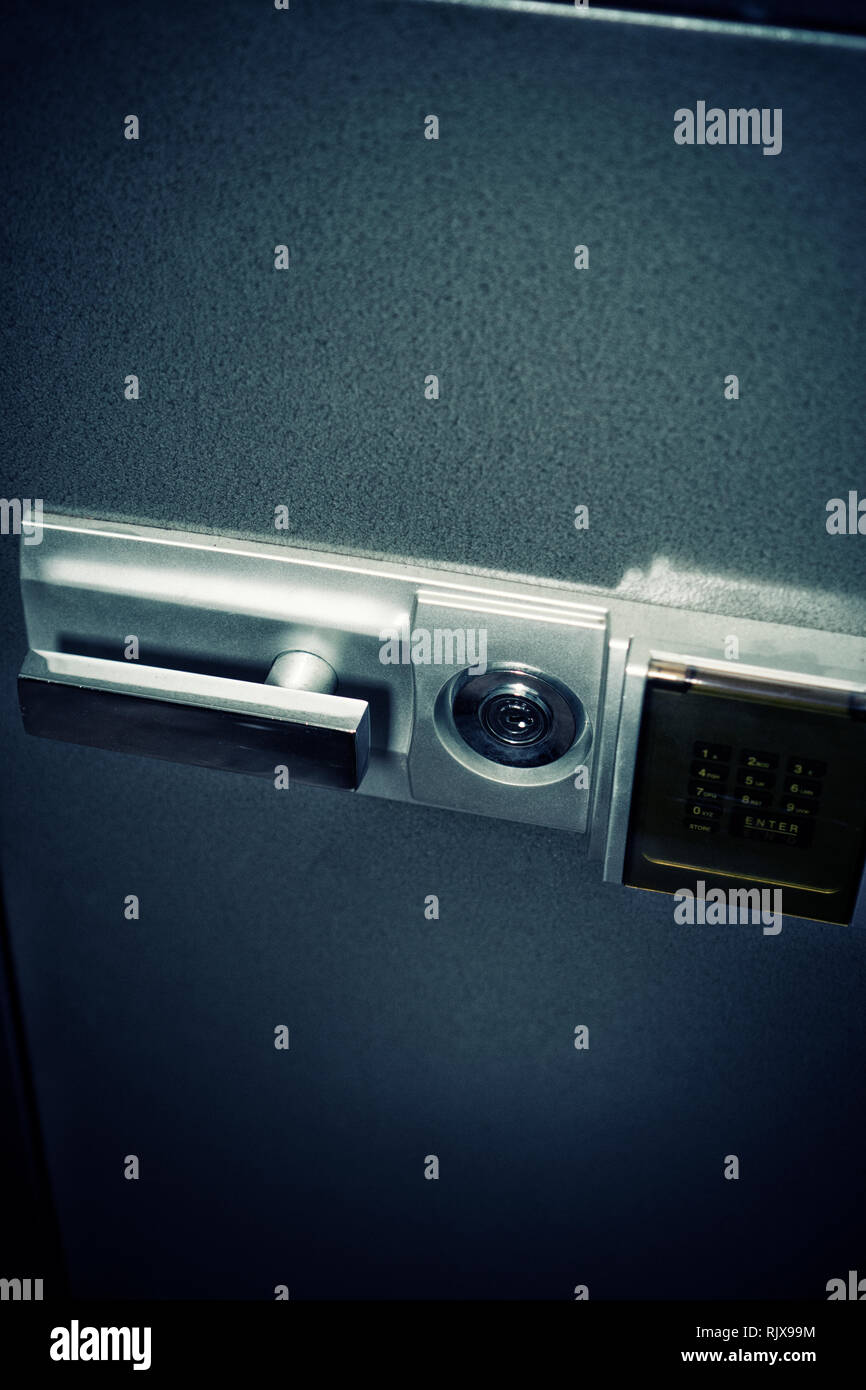 Nahaufnahme eines modernen Safe mit Zahlen Pad Stockfoto