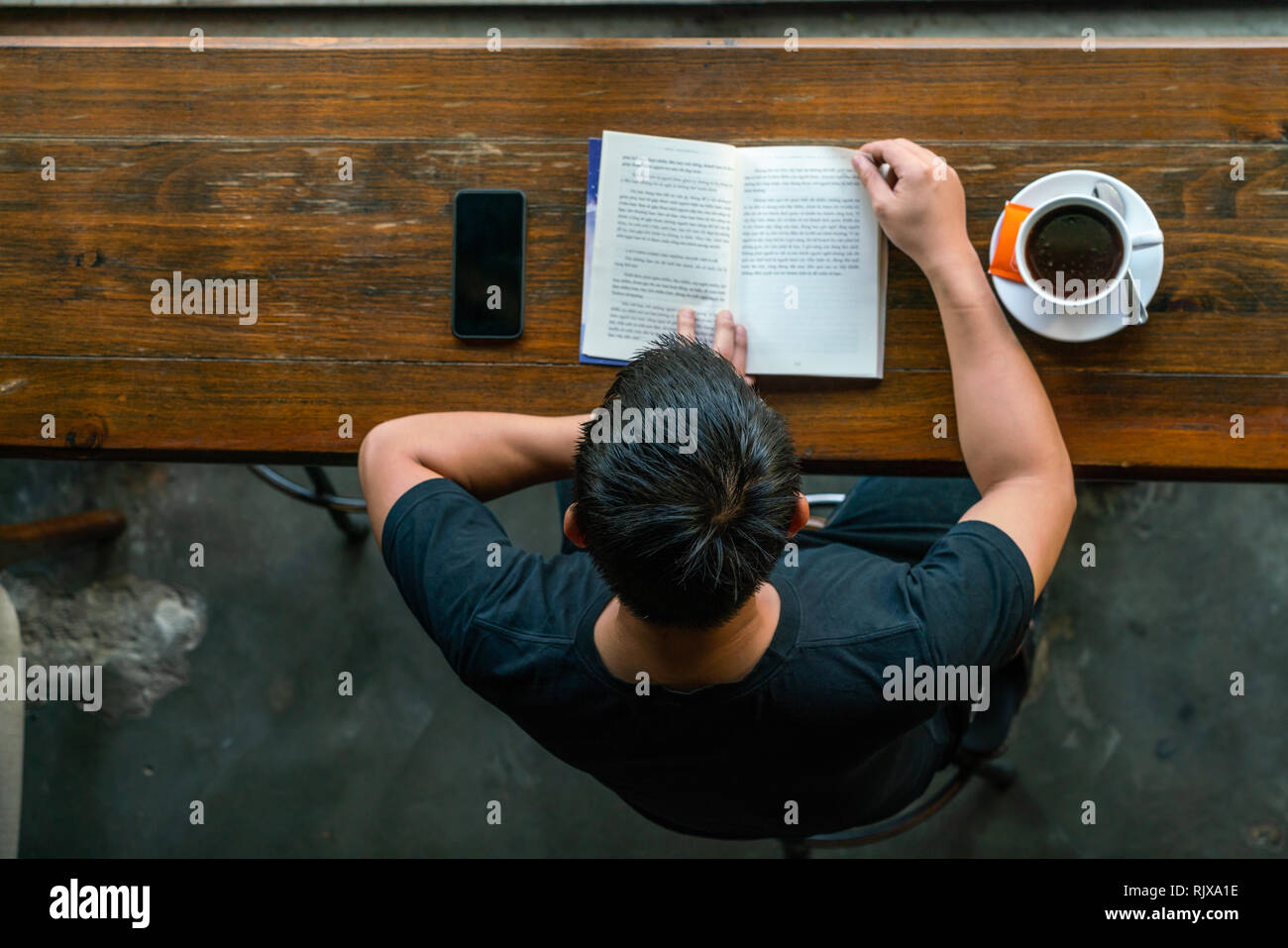 Hohe Betrachtungswinkel des Menschen lesen Buch Stockfoto
