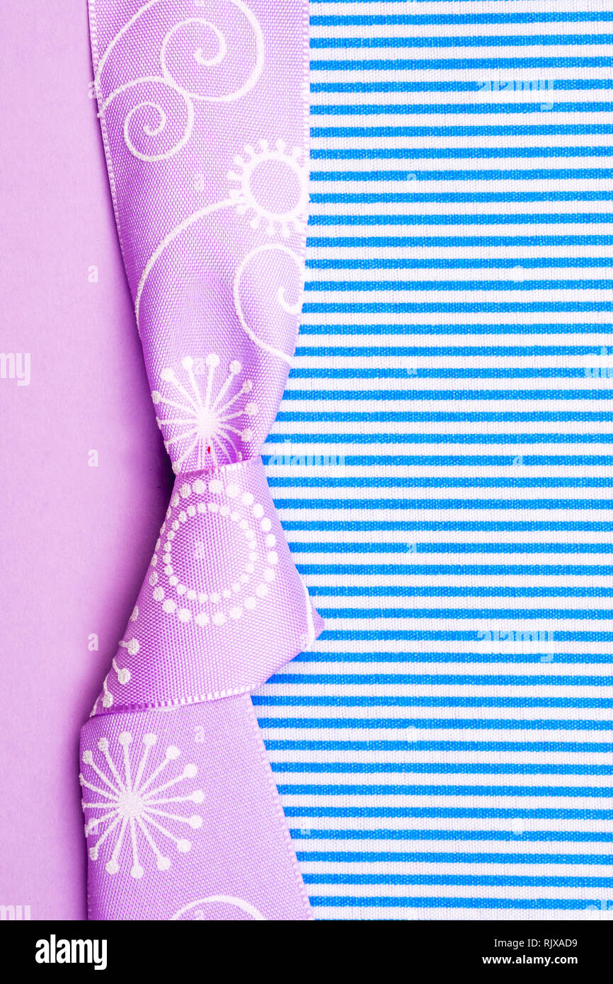 Geburtstag Geschenk Karte mit violett Bug und das Farbband in der Mitte isoliert und Violett und Blau Hintergrund mit viel Platz für den Text kopieren Stockfoto