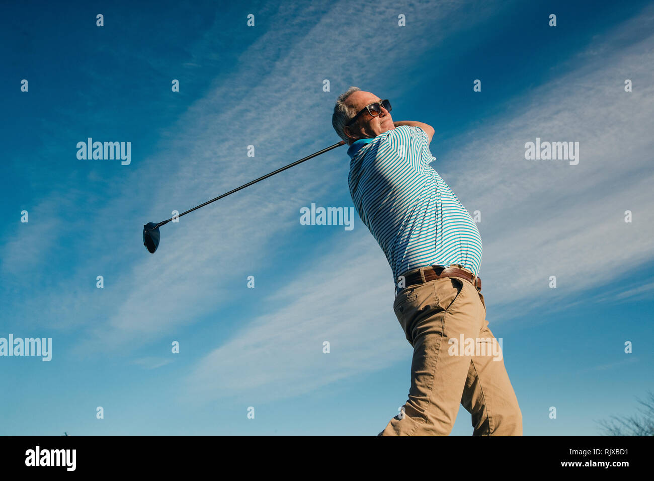 Ball Perspektive geschossen von einem älteren Mann Schwingen einer Golf Club. Stockfoto