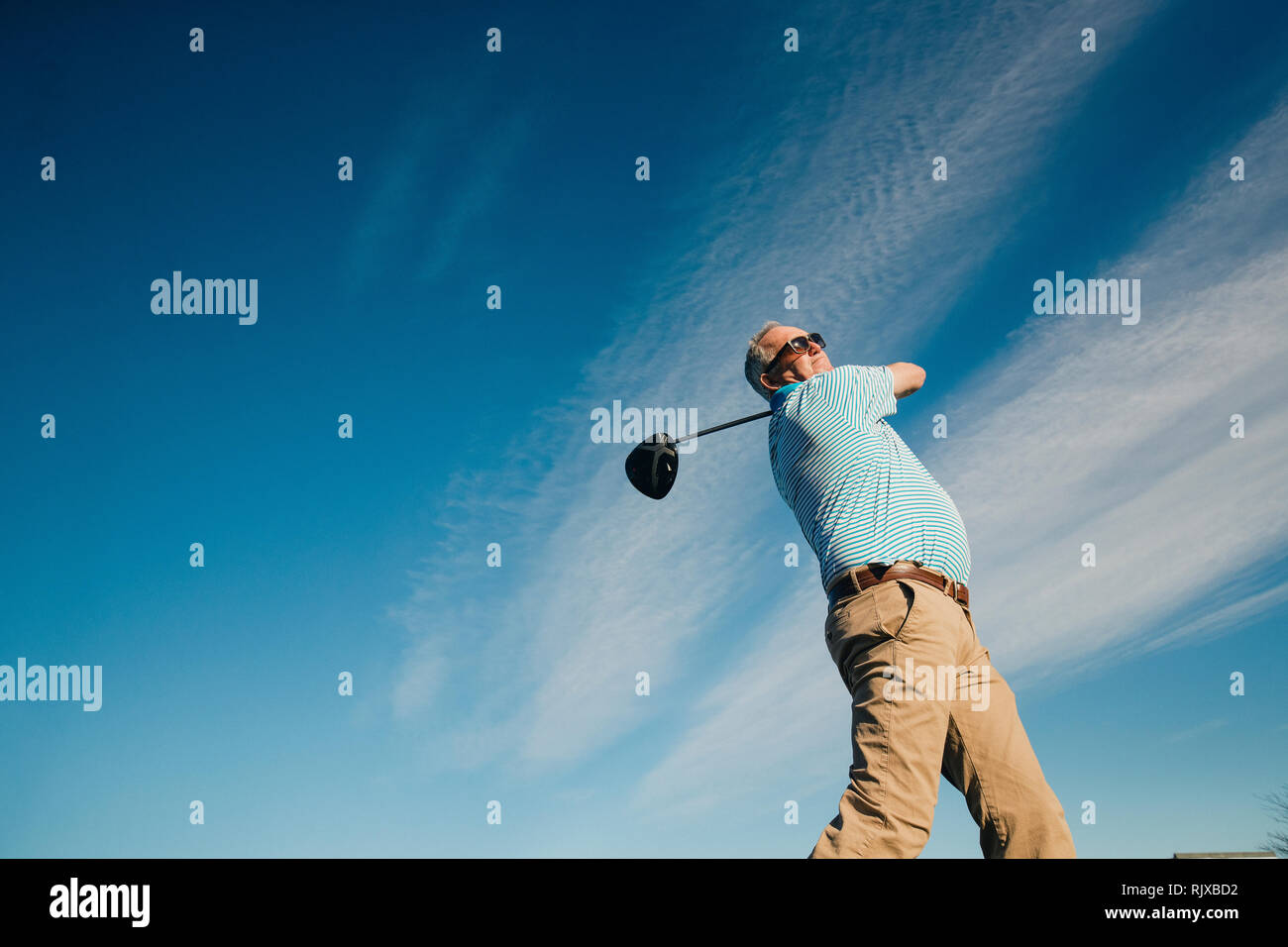 Ball Perspektive geschossen von einem älteren Mann Schwingen einer Golf Club. Stockfoto