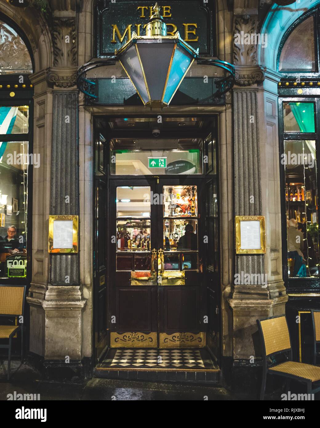 Außerhalb der Mitre Public House auf der Royal Mile in Edinburgh in einer kalten, winterlichen nasse Nacht. Stockfoto