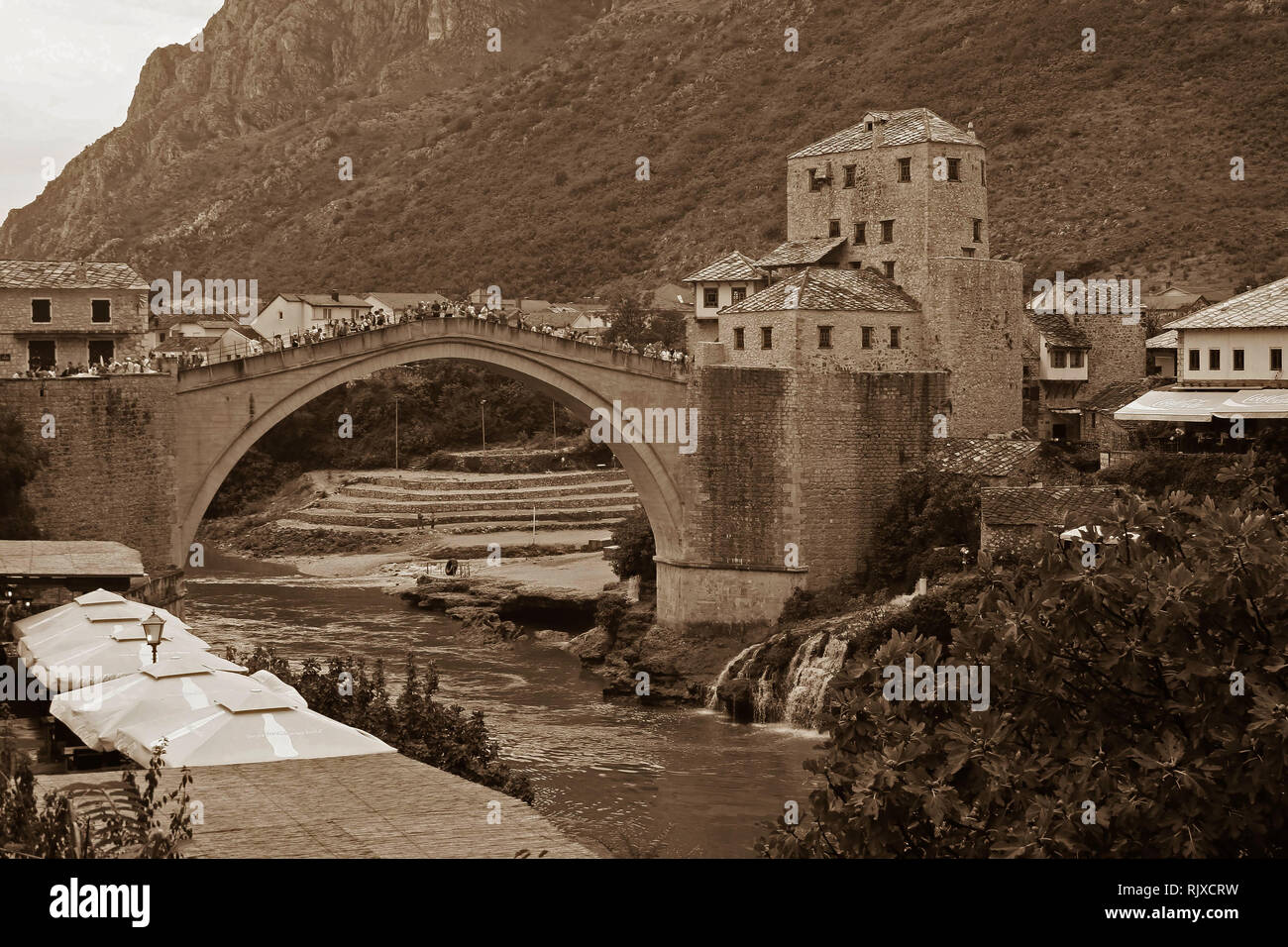 Alte Mostar Brücke / Stari Most (Alte Brücke) / Die Stadt Mostar, Bosnien und Herzegowina Stockfoto