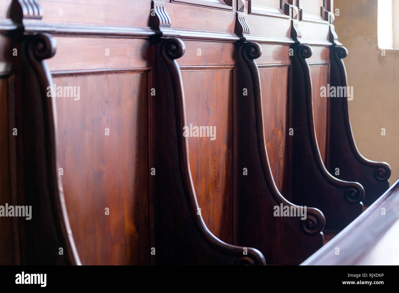 Detail der traditionellen hartes Holz Gerichtsgebäude Jury, Kirchenchor Sitzecke. Interieur mit leeren Holz- Sitze Stockfoto