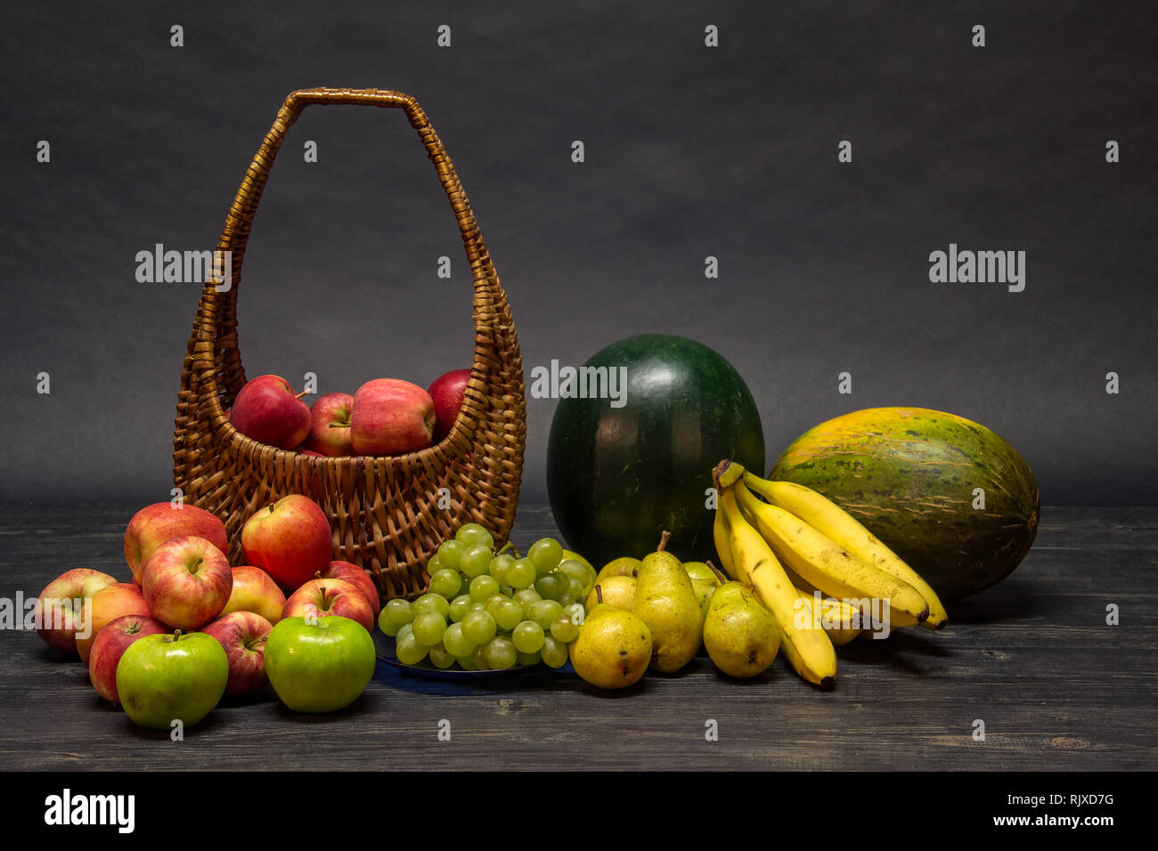Frisches Obst / kleiner Korb mit reifen Äpfeln Stockfoto