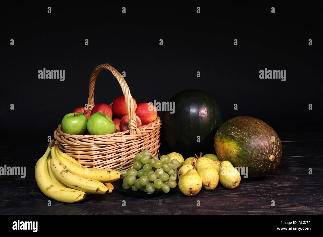 Frisches Obst / kleiner Korb mit reifen Äpfeln Stockfoto