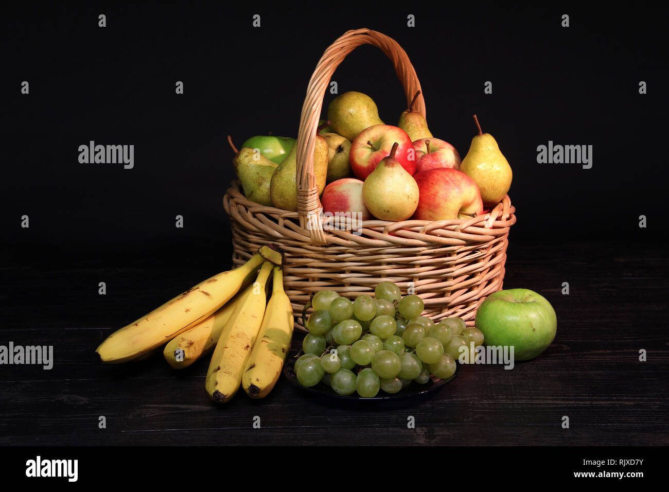 Frisches Obst / kleiner Korb mit reifen Äpfeln Stockfoto