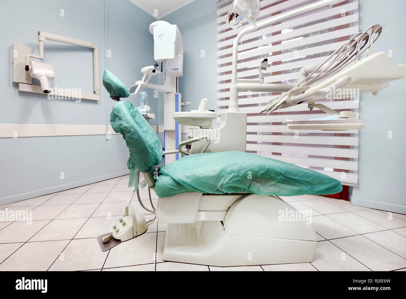 Leere Zahnarzt Chirurgie mit praxisliege und Ausrüstung in einem Ärzte und medizinisches Konzept Stockfoto