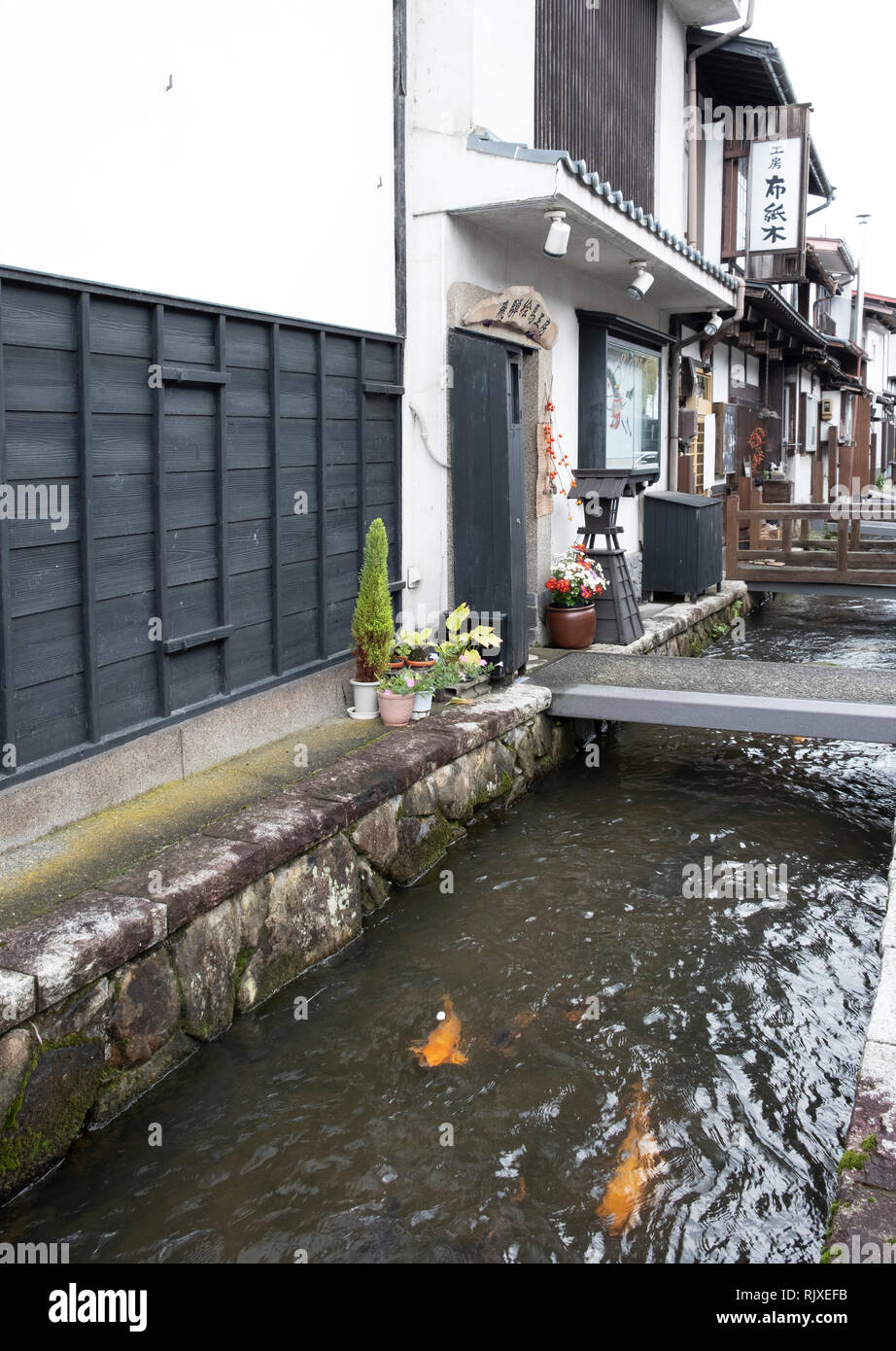 Traditionelle japanische Häuser auf weißen Mauern Storehouse Straße entlang der Karpfen Setogawa Kanal in Hida Furukawa, Präfektur Gifu, Honshu, Jap Stockfoto