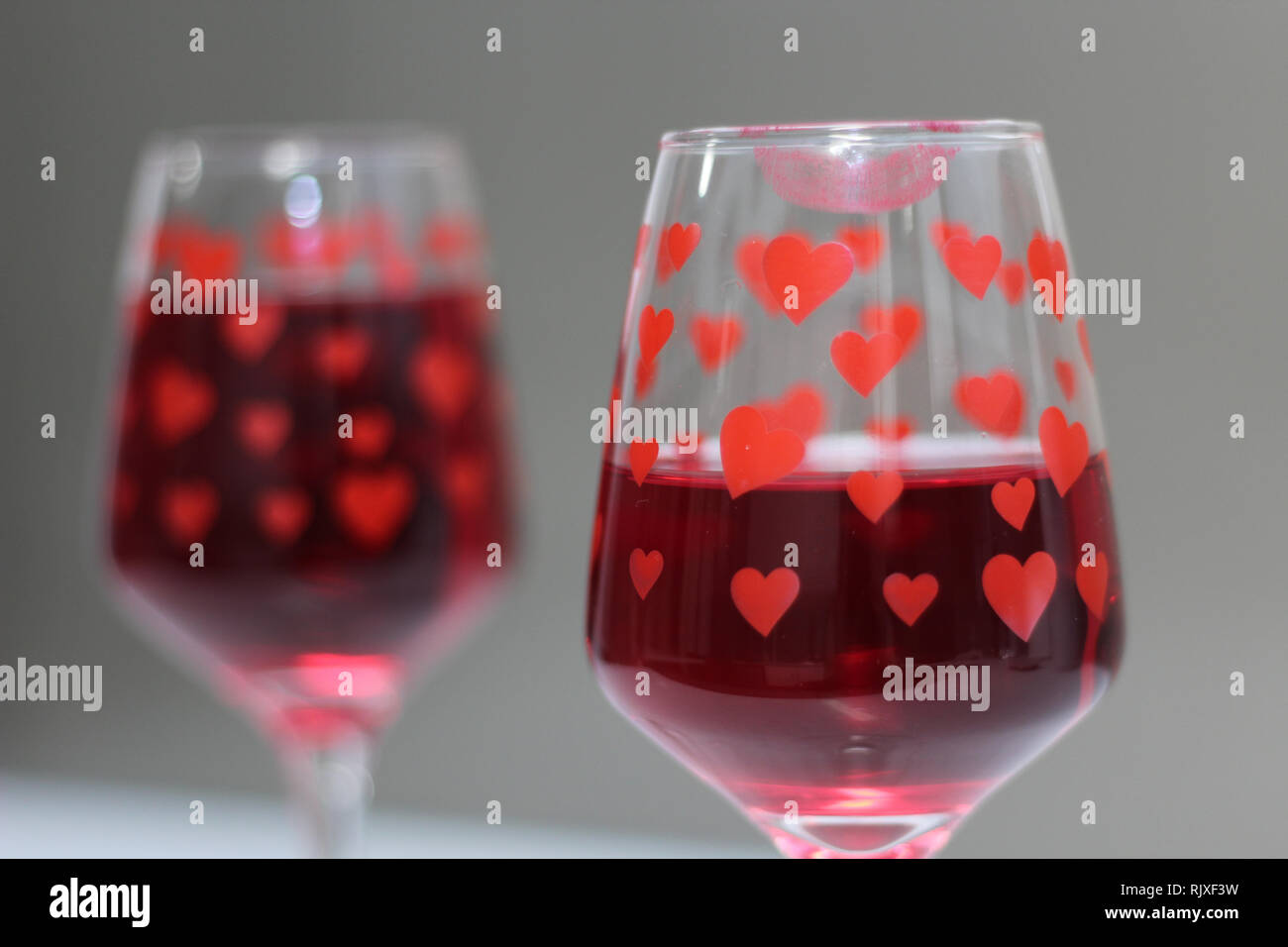 CARDIFF, Wales. 10. Februar 2017. Wein Gläser mit Rotwein mit einem Lippenstift gefüllt Fleck zum Valentinstag zu vertreten Stockfoto