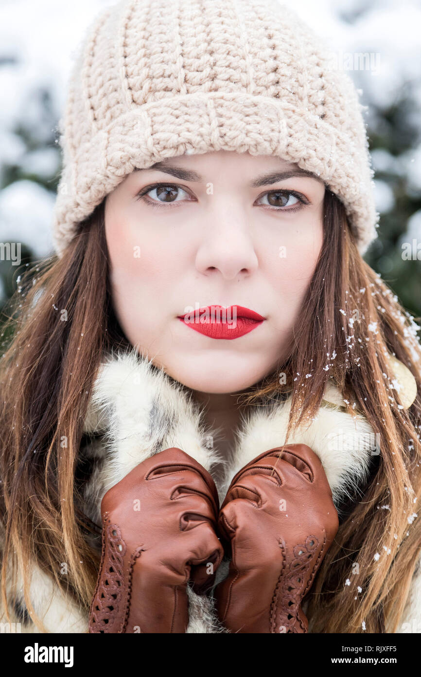 Nahaufnahme einer schönen Frau mit Pelzmantel in einem Hut, im Winter Stockfoto