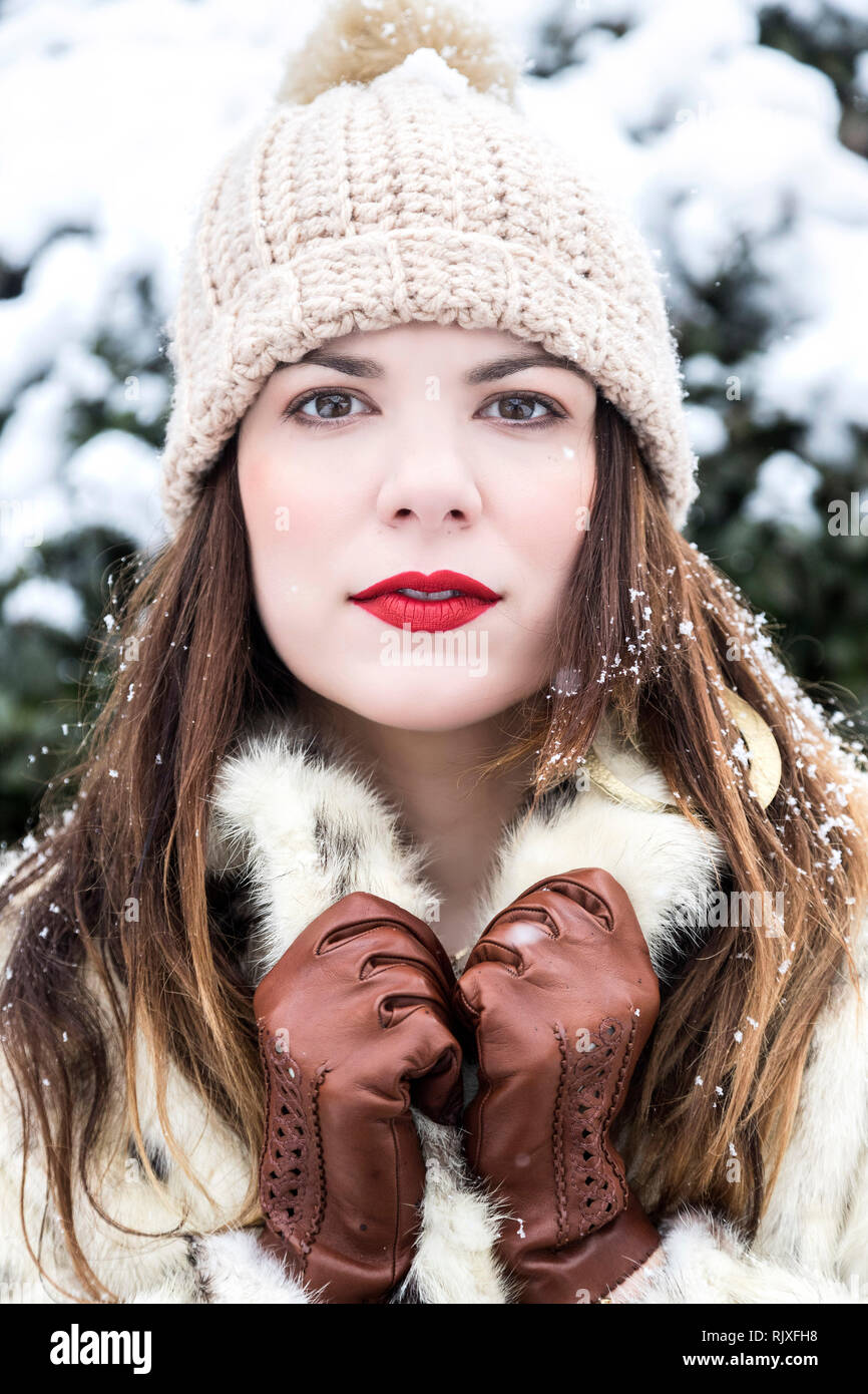 Nahaufnahme einer schönen Frau mit Pelzmantel in einem Hut, im Winter Stockfoto