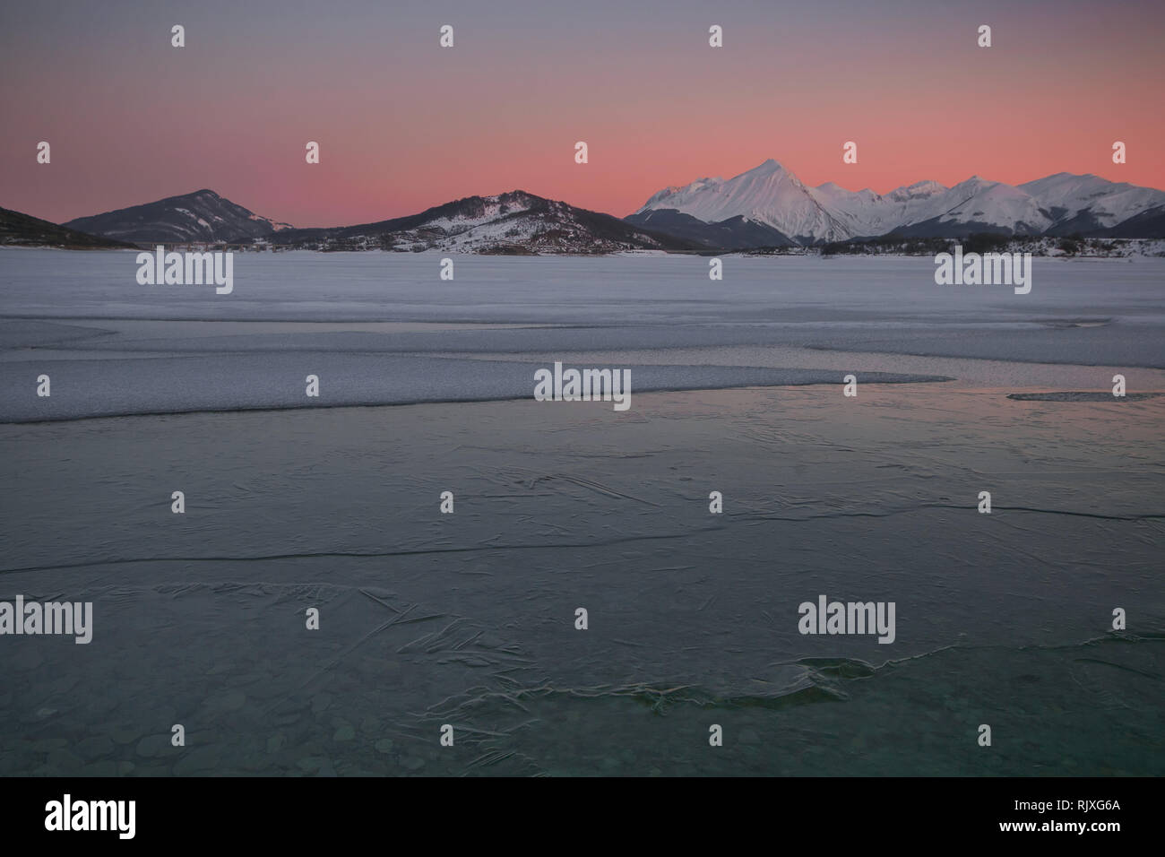 Wundervolle Sonnenuntergang über campotosto Dam mit Schnee in den Abruzzen Stockfoto
