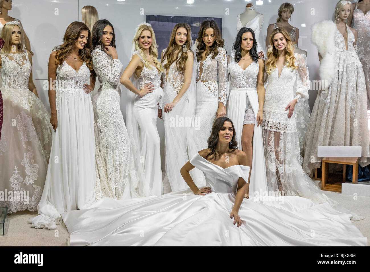 Schöne junge Modelle in Brautkleider auf Zagreb Hochzeit Expo 2019 posing Stockfoto